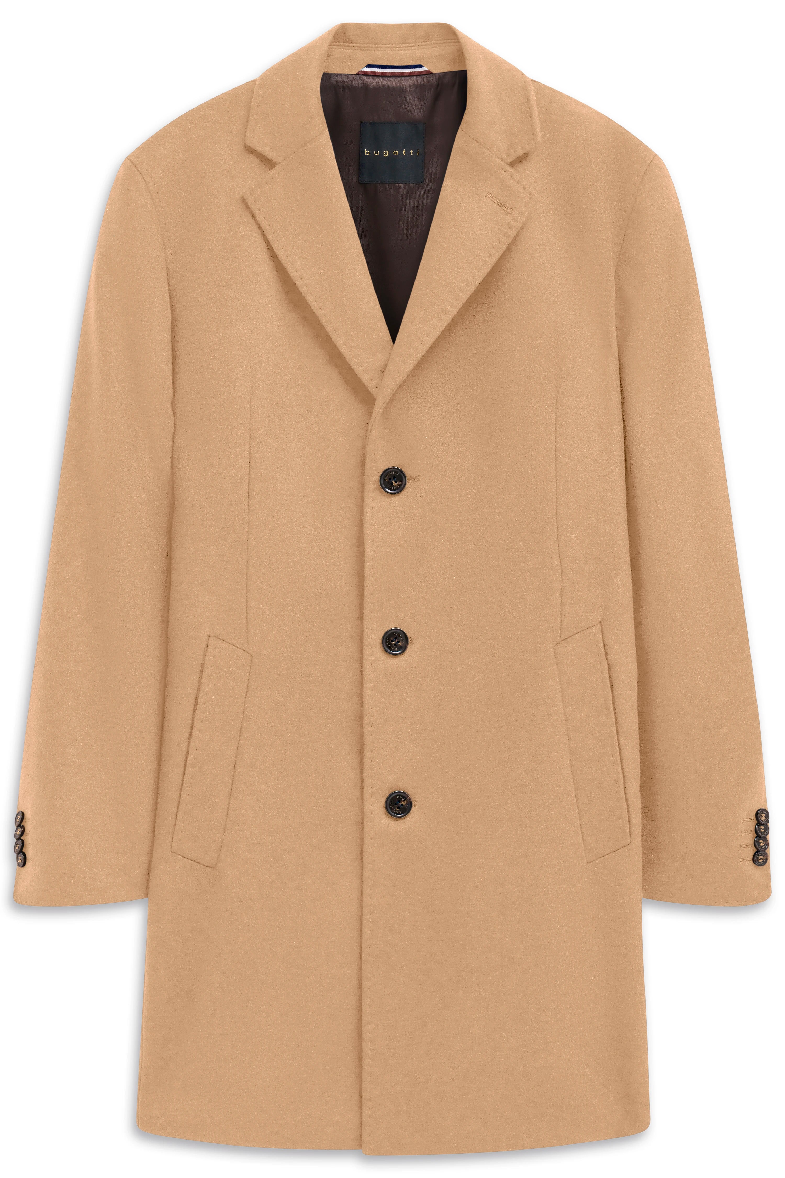 Elegantes bugatti Model-Outfit mit beigem Mantel, blauer Hemd, grauer Hose, hellem Sneaker. Stehendes Model.