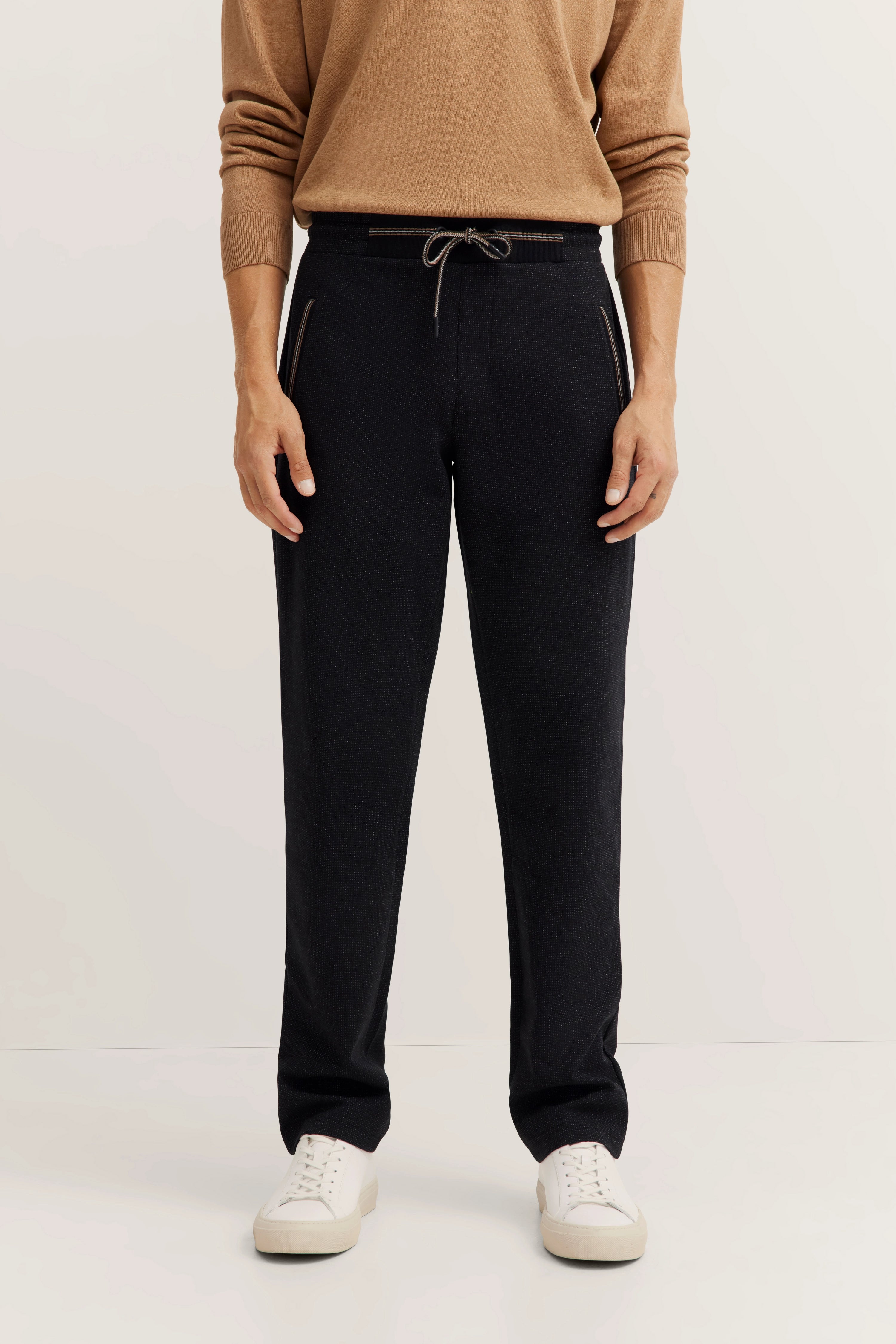 Braunes Oberteil, schwarze Hose, legeres Büstenbild, bugatti Stil und Geschmackssicherheit.