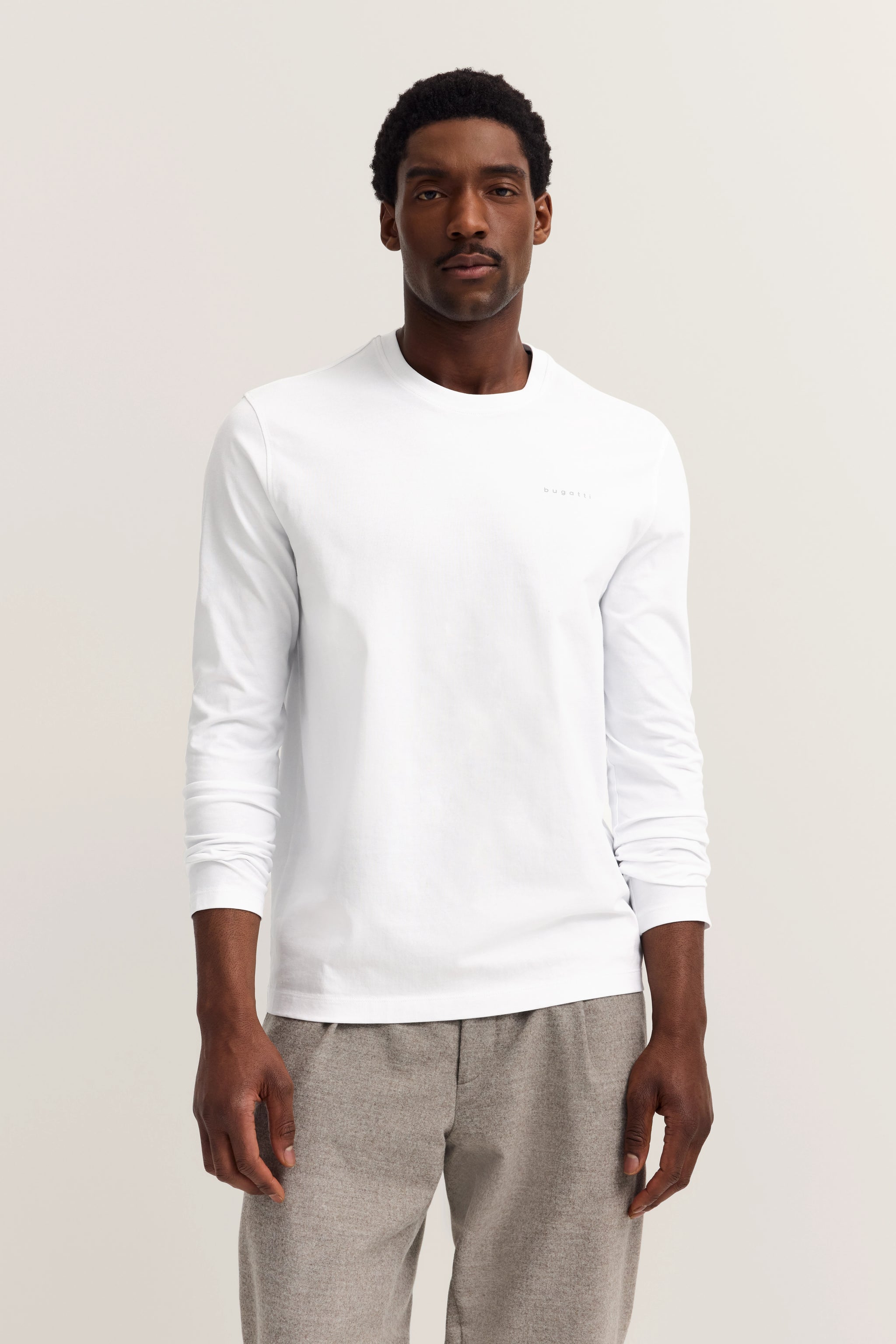 Long-sleeved cotton shirt with round neck in a comfortable pull-on