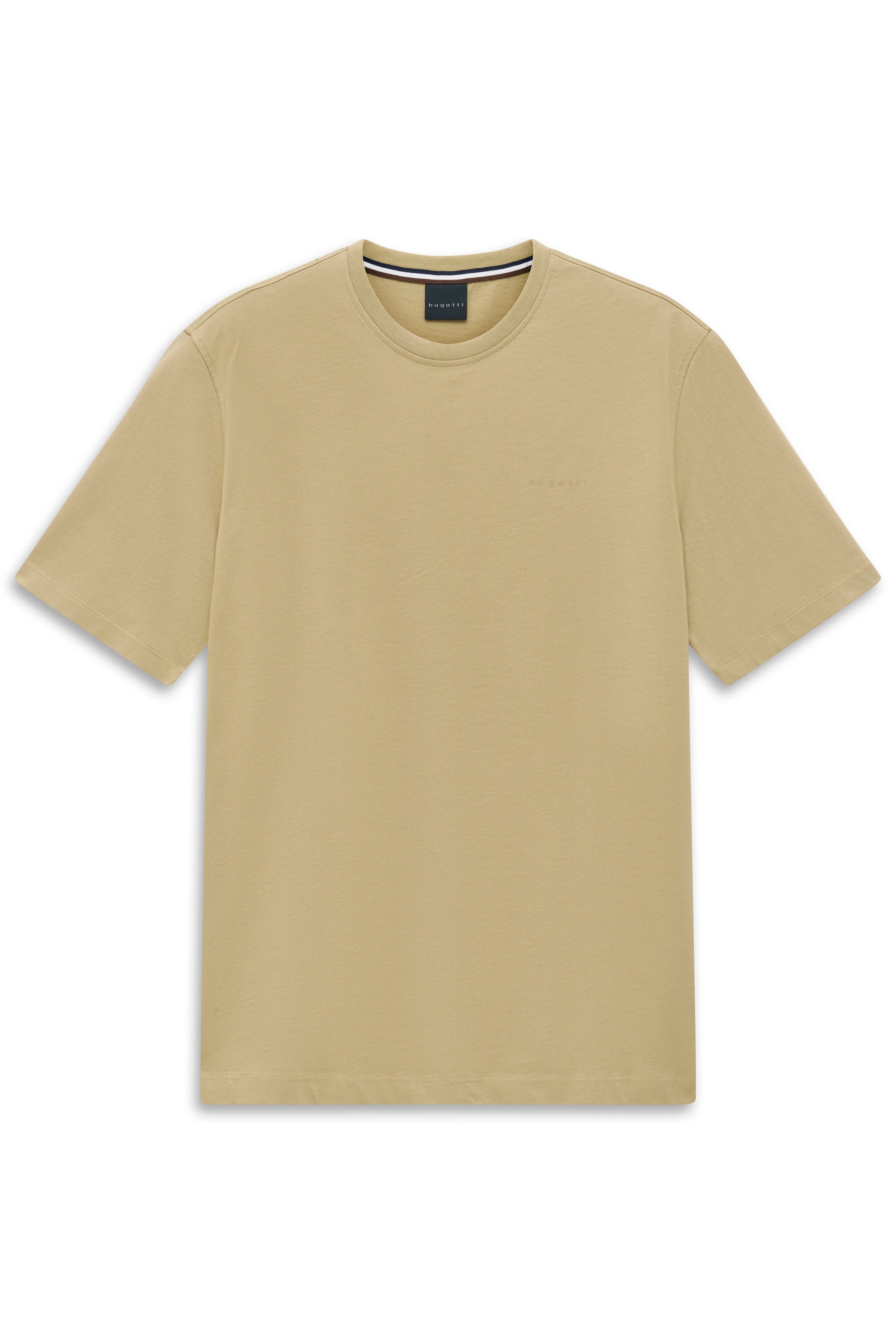 Model in beiger Hose, olivgrünem T-Shirt, Halstuch