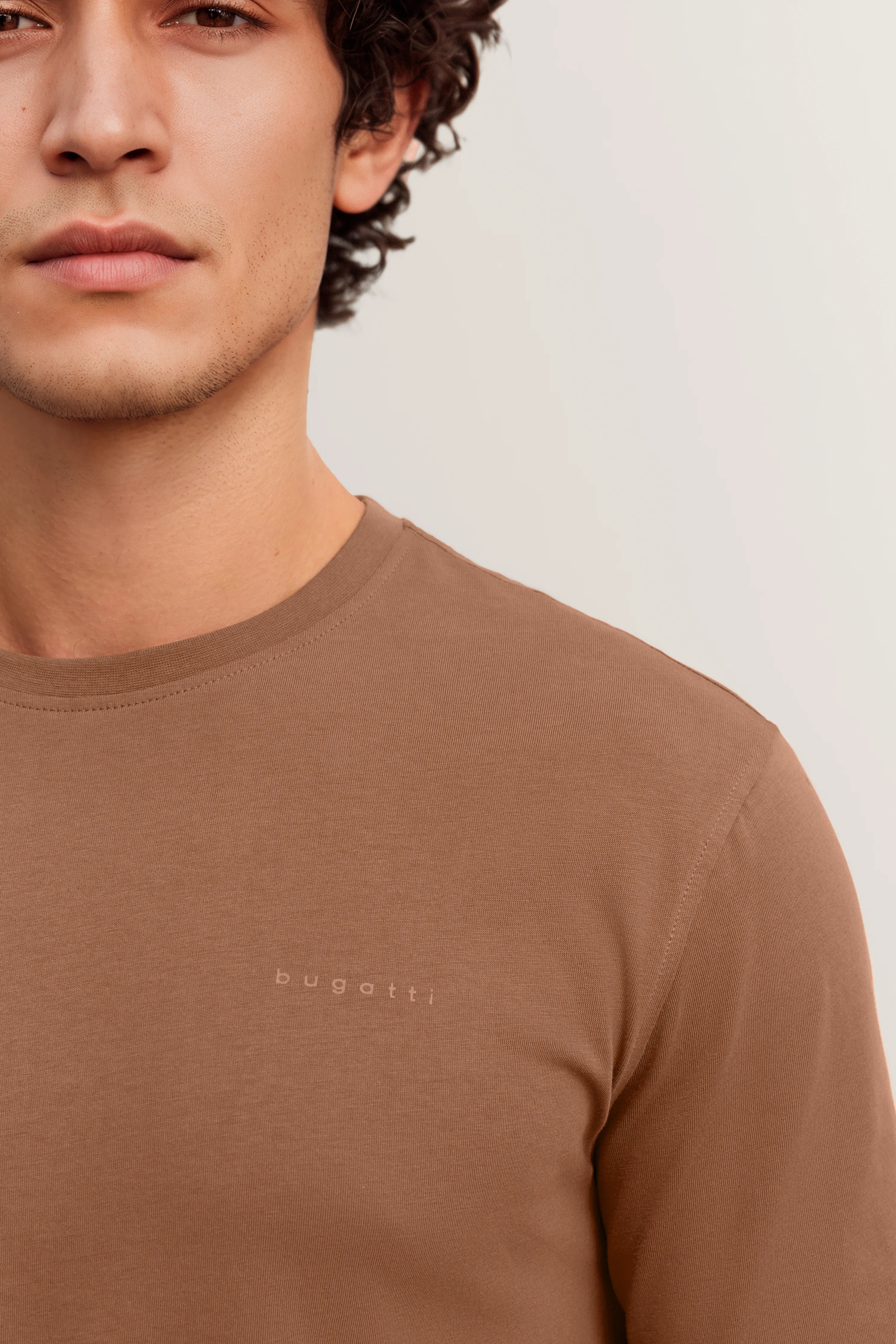 Braunes bugatti T-Shirt, Büstenbild, schlichtes Design, dezentes Logo.