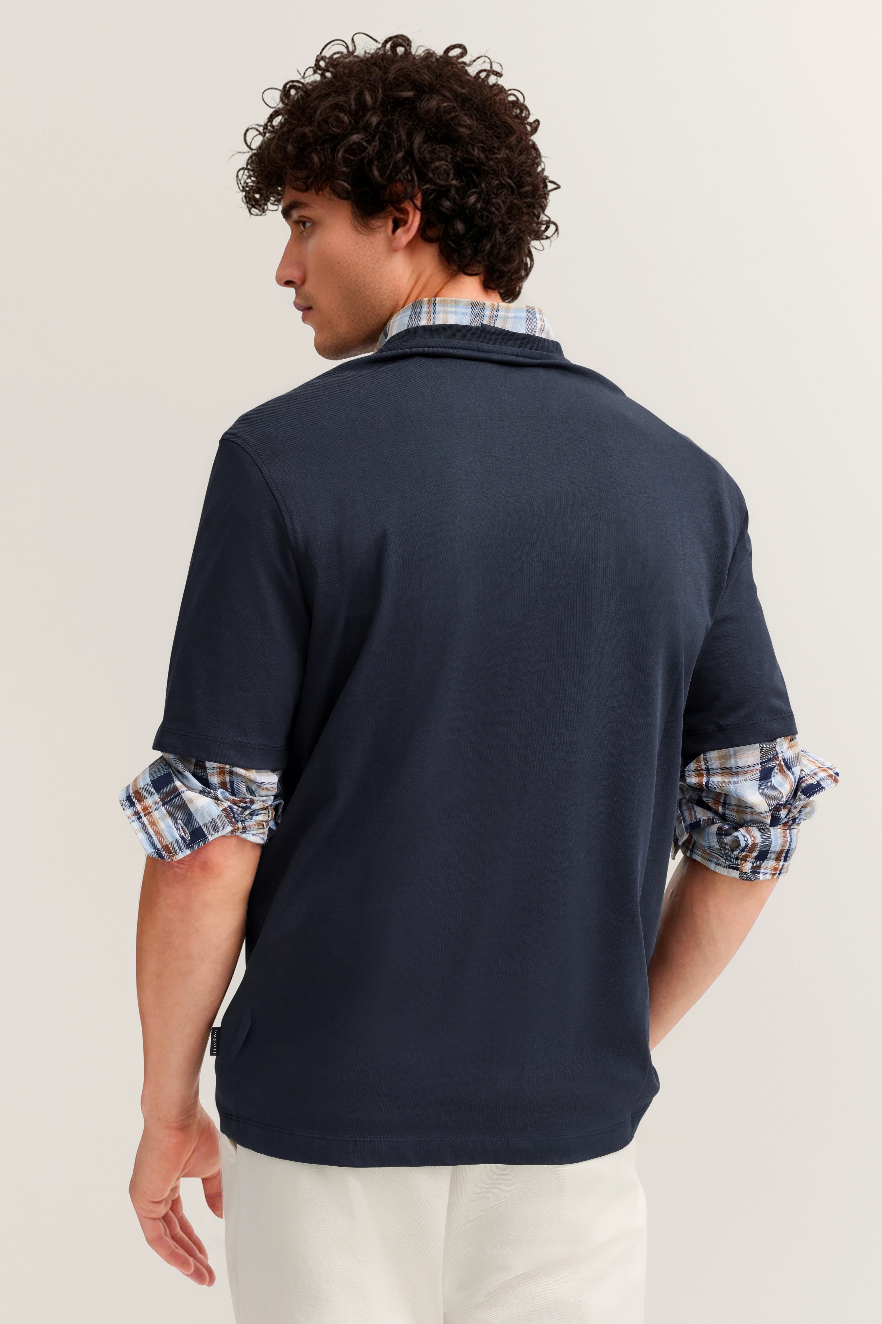 Navy Polo mit kariertem Kragen und Ärmeln, Model von hinten, entspanntes Posing.
