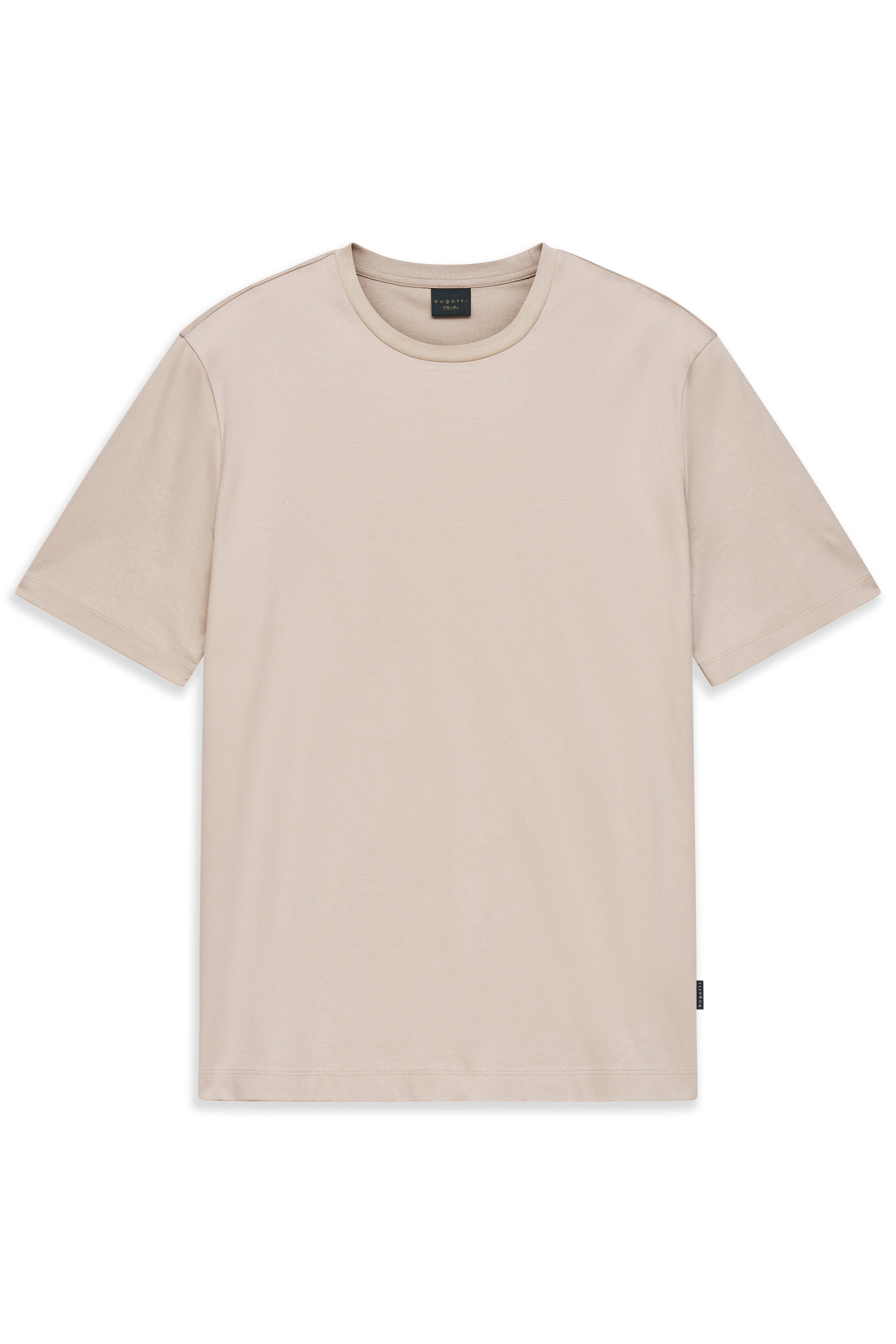 Beige T-Shirt und weiße Hose von hinten, legeres Modelbild, entspannter Stand.