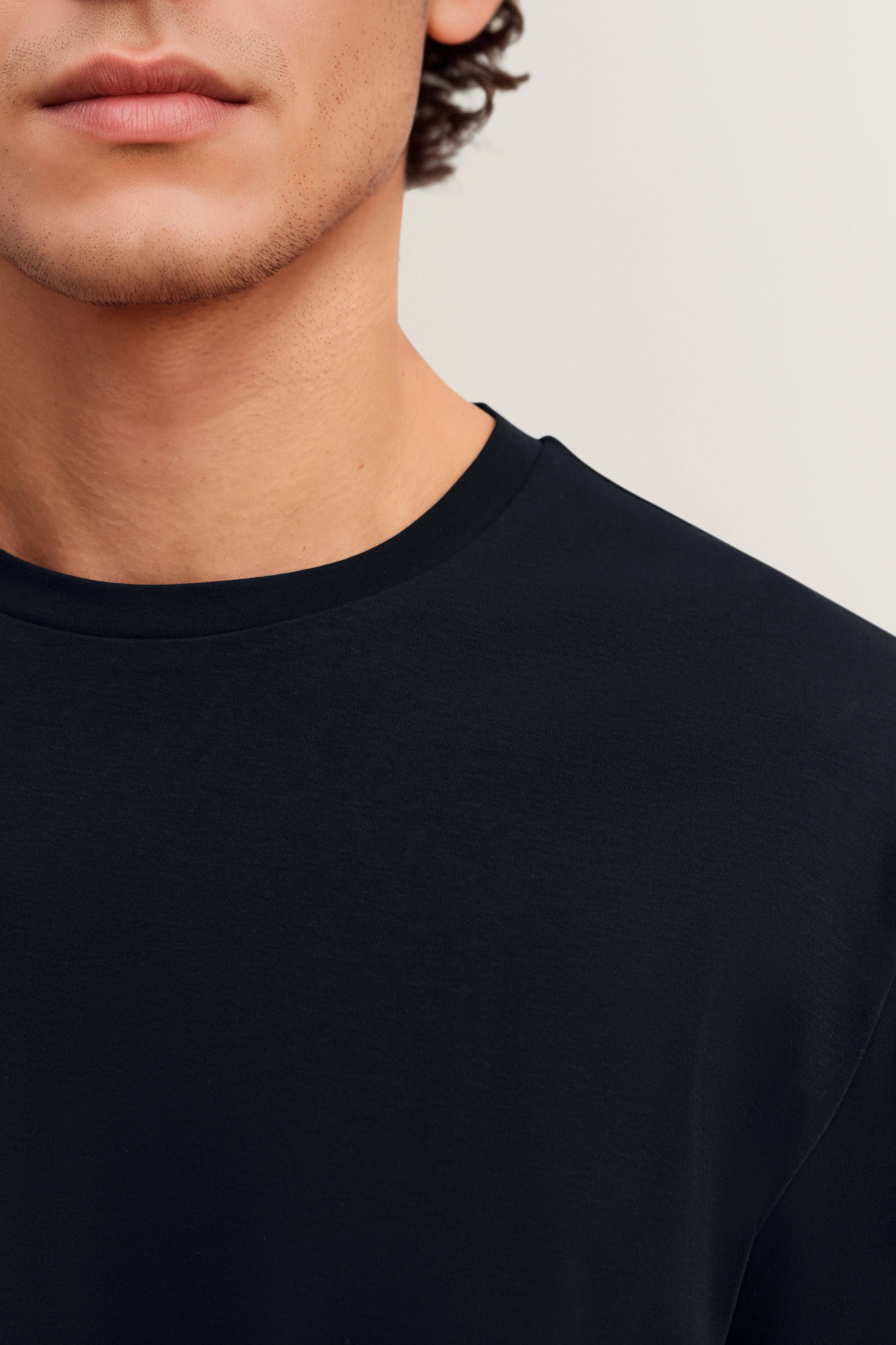 Büste eines Mannes in schwarzem bugatti T-Shirt, schlichtes Design.