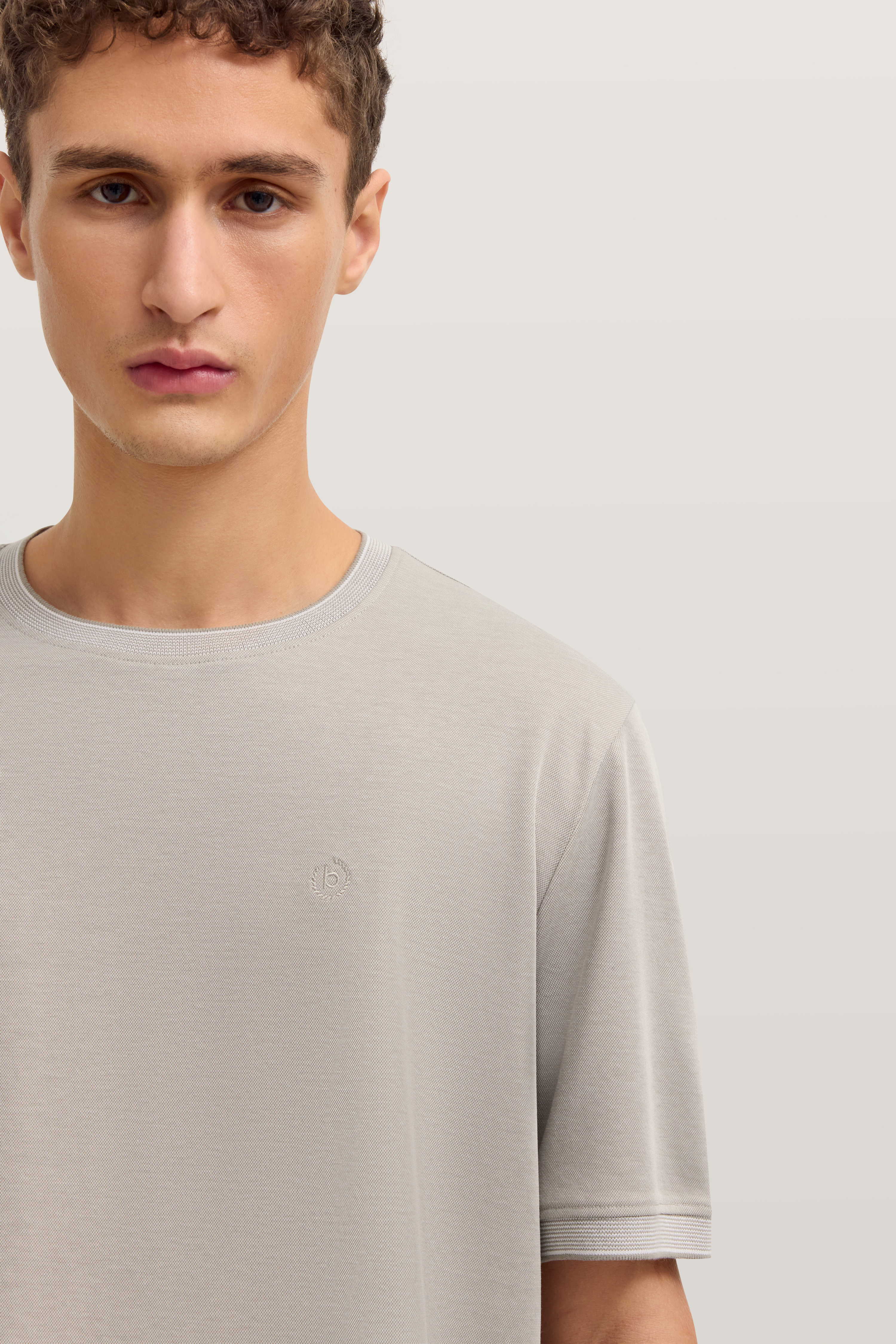 Model steht entspannt