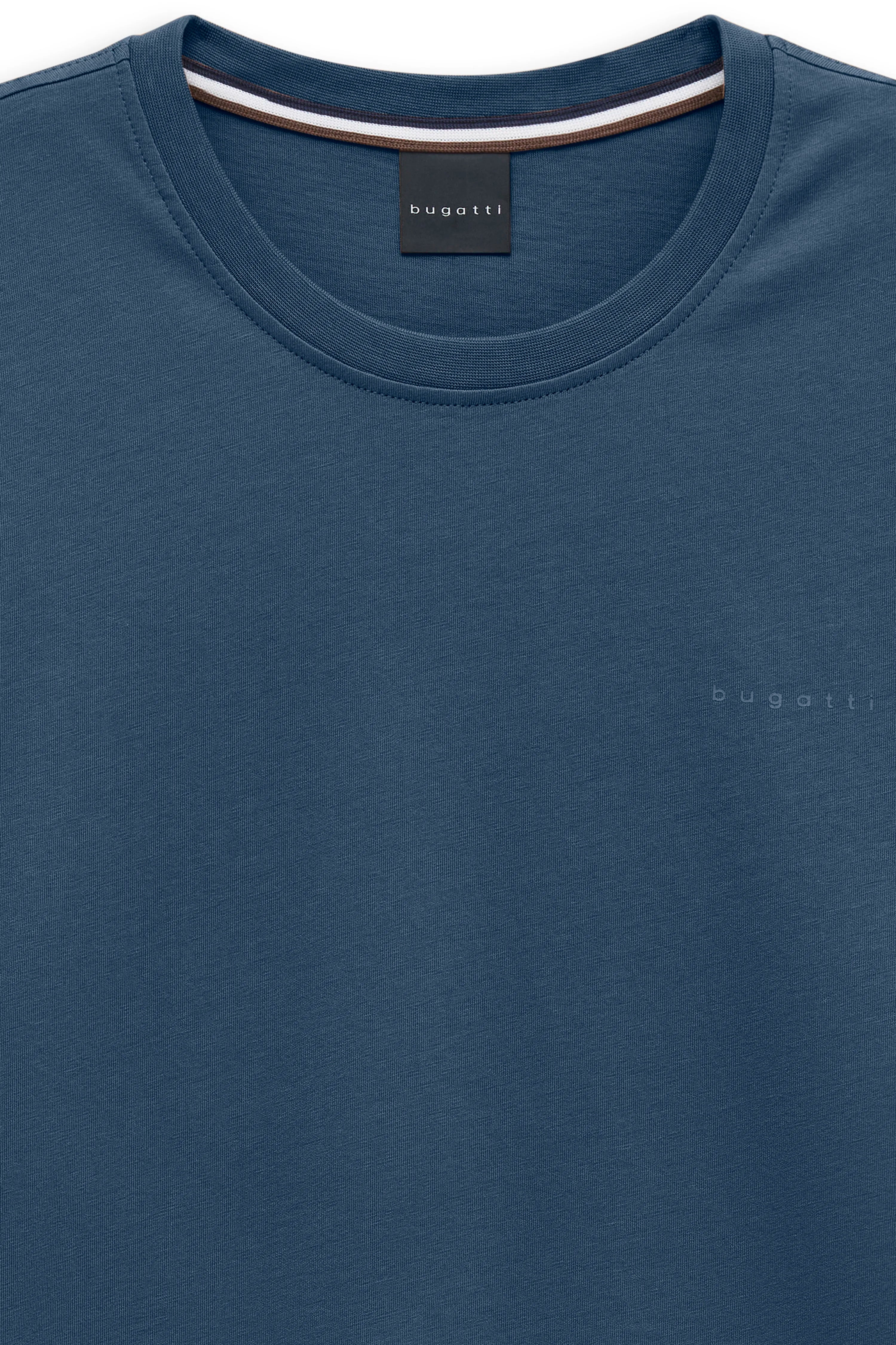 bugatti T-Shirt in Blau, Büstenbild, schlichtes Design, hochwertiger Stoff, zeitlose Eleganz.