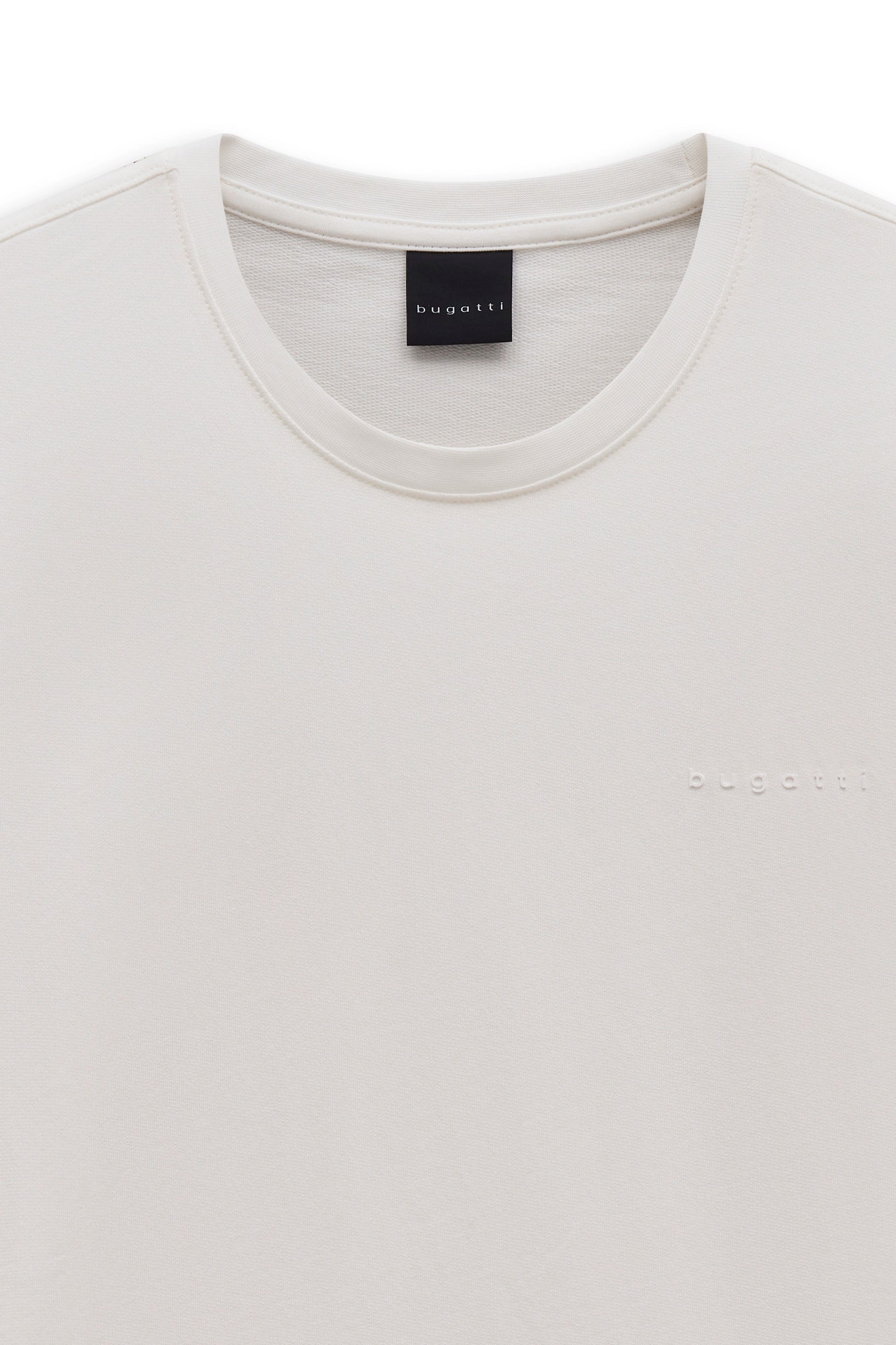 Weißes T-Shirt von bugatti, Büstenbild, dezentes Logo-Detail, schlichtes Design.