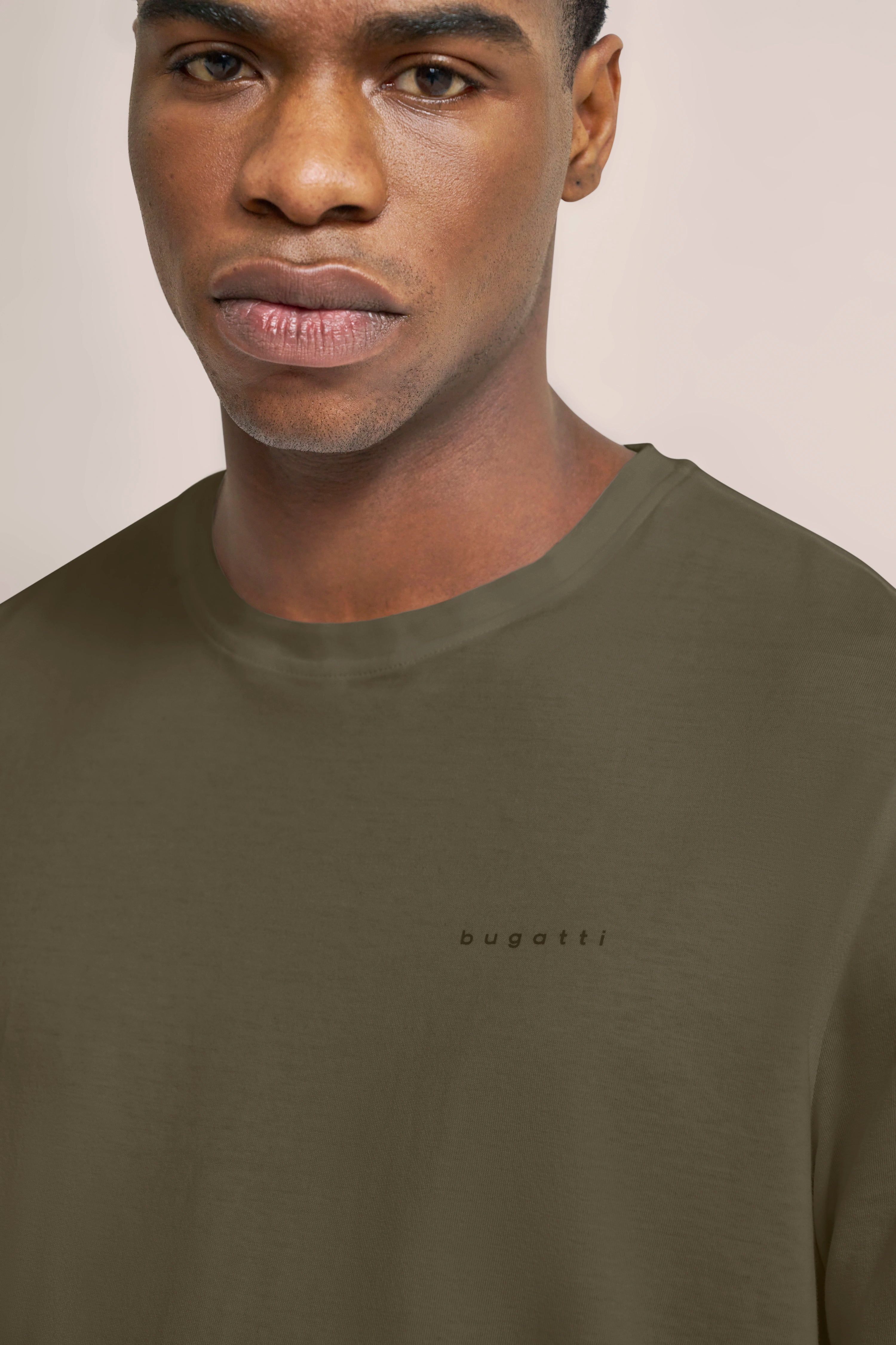 bugatti Olivgrünes T-Shirt auf Model, Büstenbild, schlicht, dezente Eleganz, entspannter Stil.