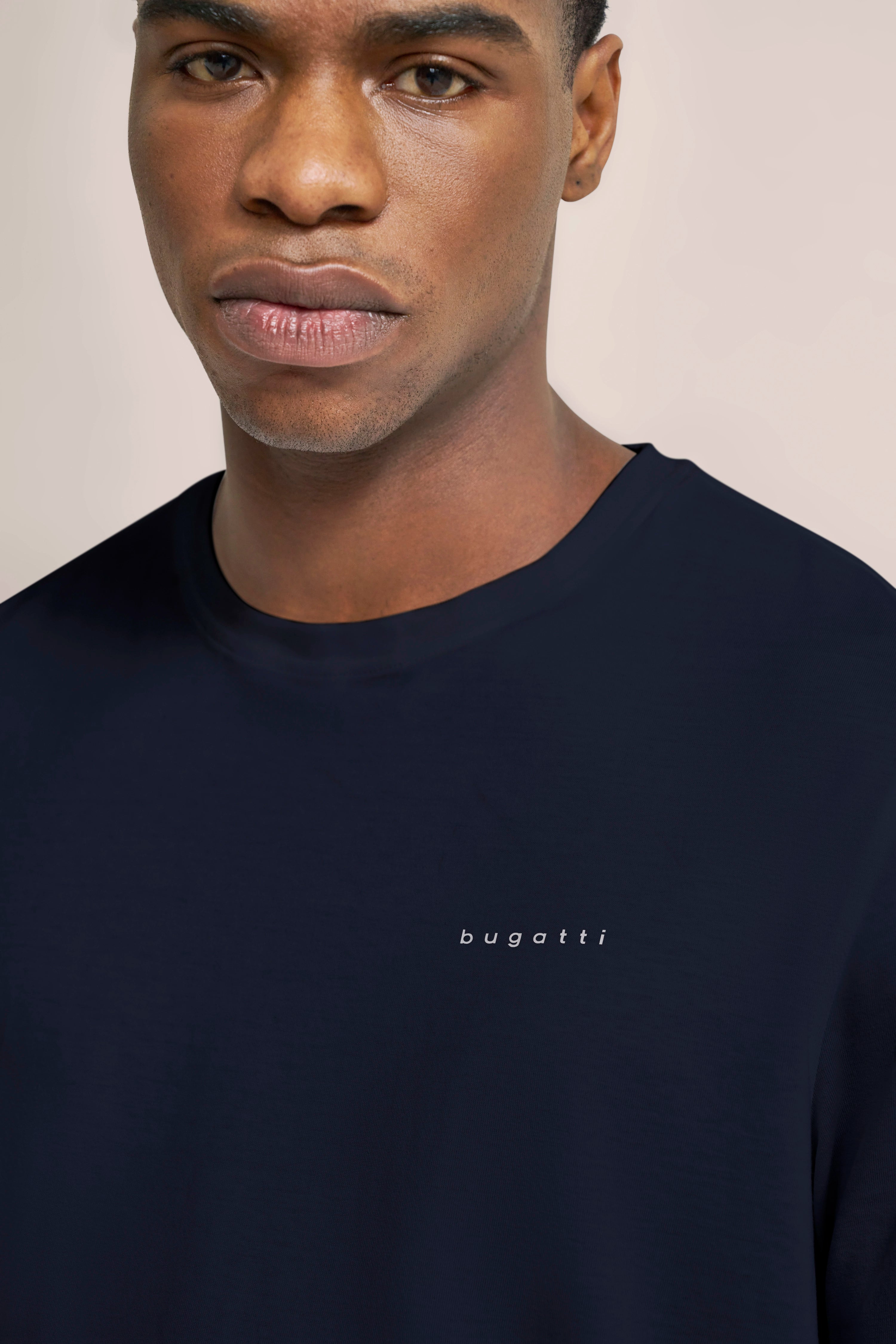 Navy T-Shirt mit bugatti Logo, Büstenbild, vermittelt Stil und Eleganz.