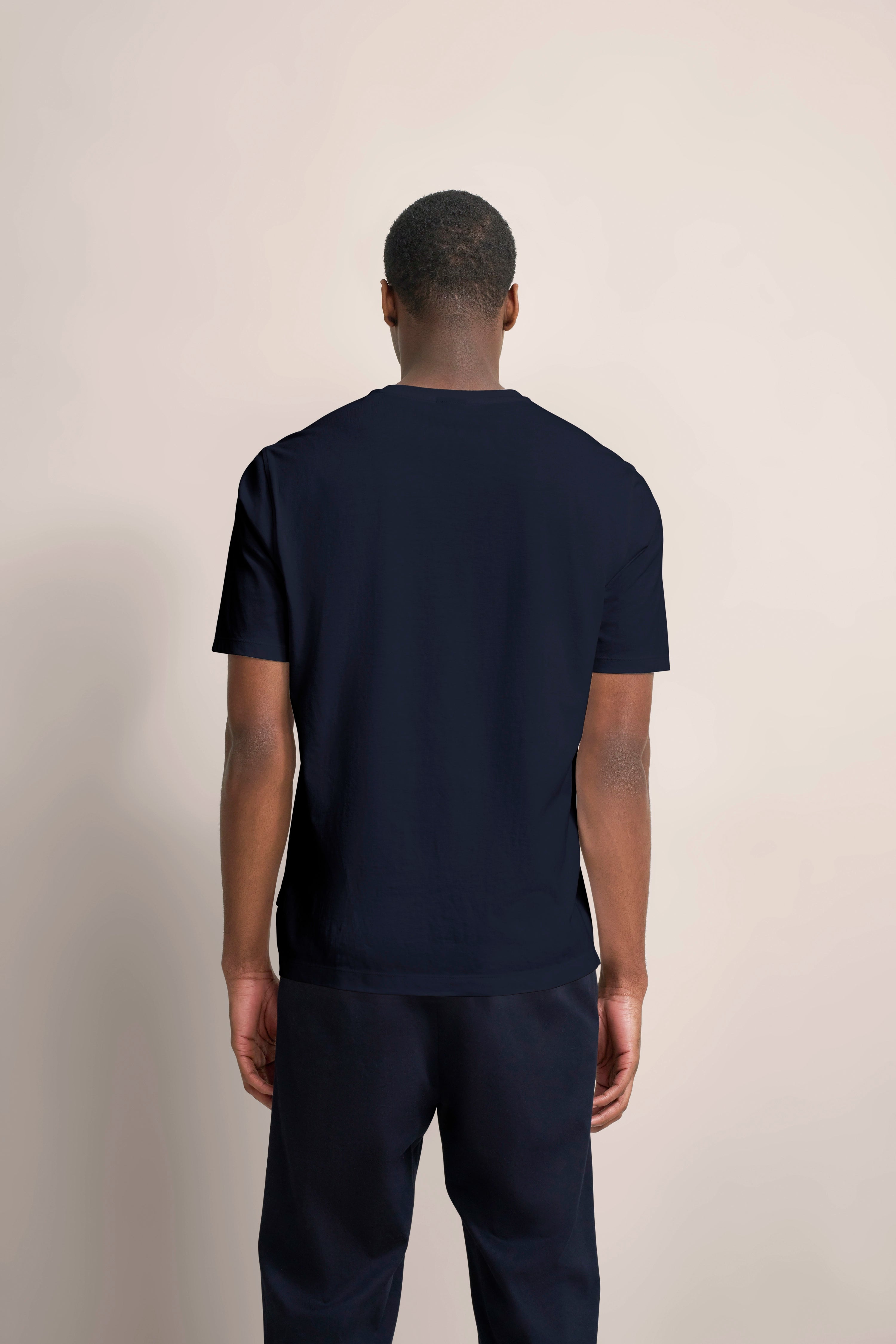 Schwarzes bugatti T-Shirt und Hose, Rückansicht Model, legerer Stil.