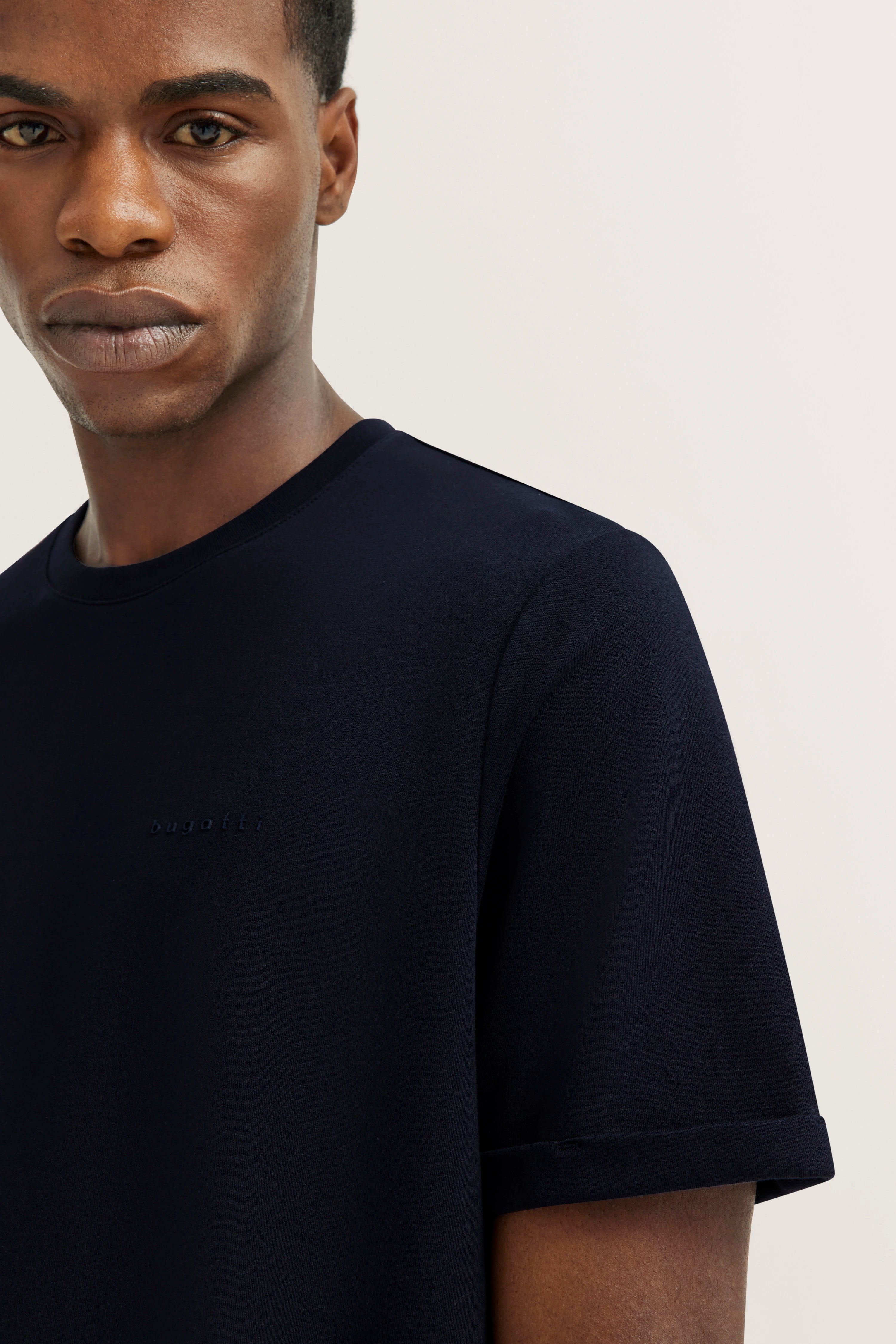Navy T-Shirt von bugatti, Büstenbild, schlichtes Design, hochwertig, zeitloser Stil.