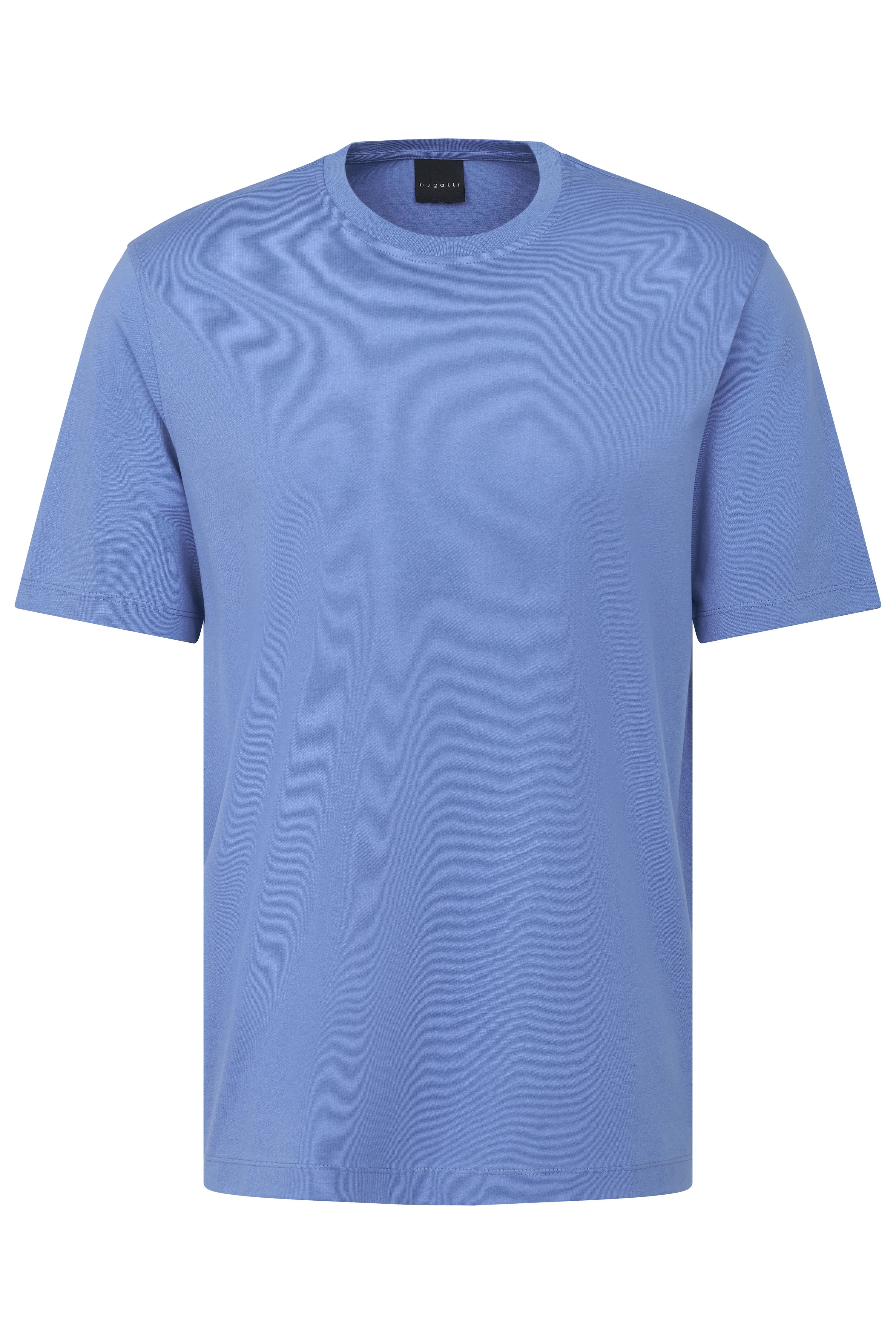 Blaues T-Shirt und beige Hose von bugatti, Model von hinten, legeres Posing, stilvoll und zeitlos.