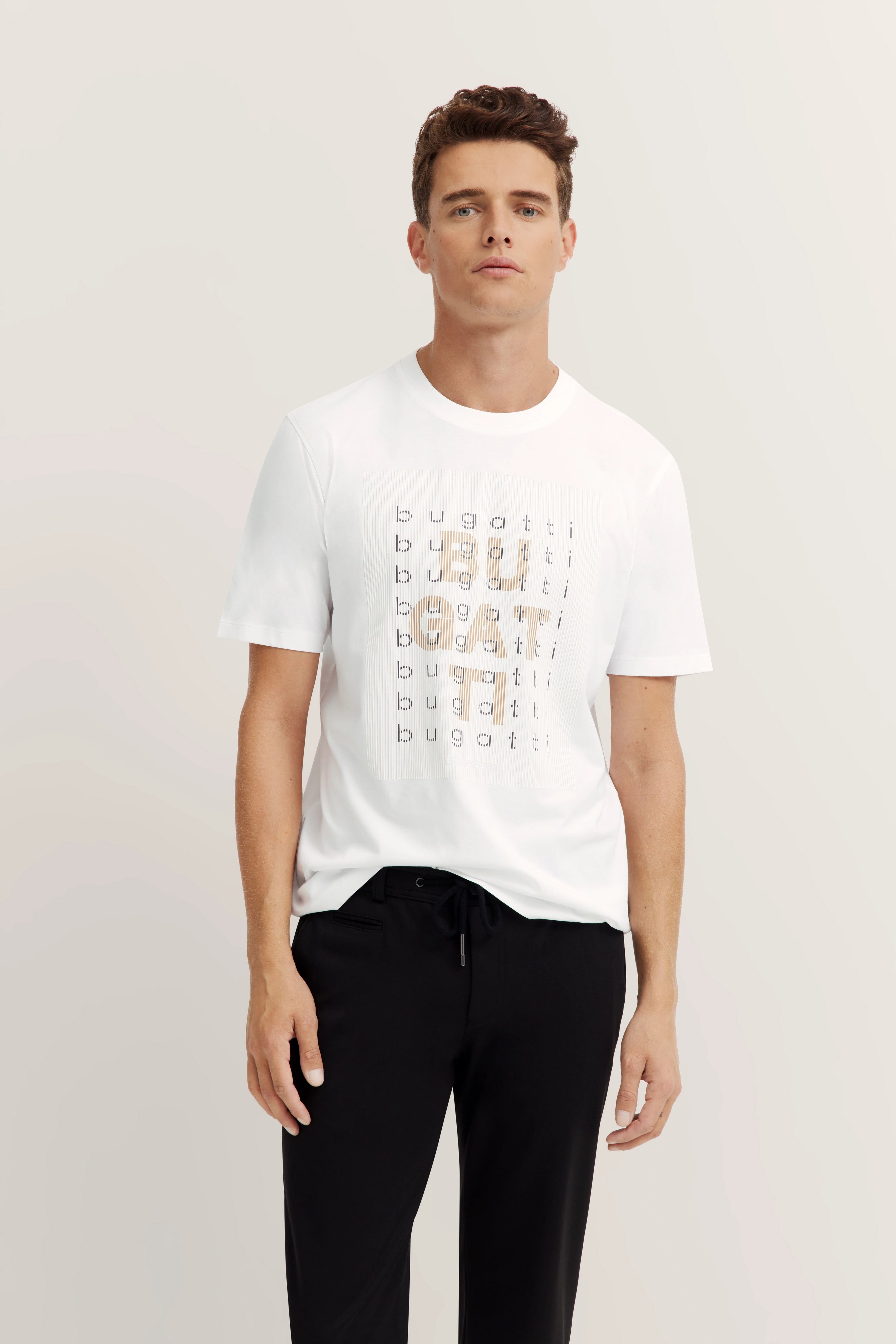 Weißes bugatti T-Shirt mit Logo-Print, schwarze Hosen, Model steht frontal.