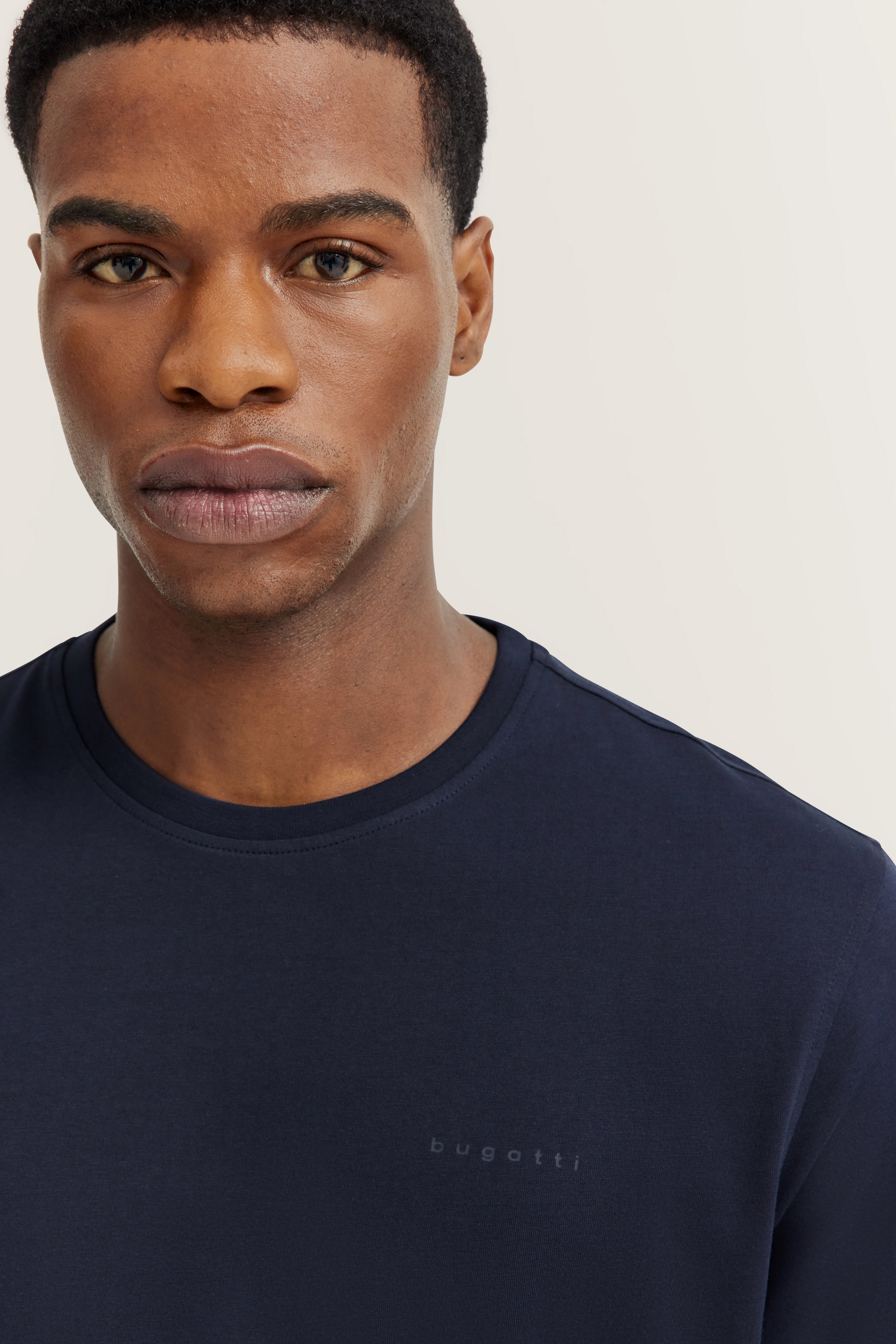 Navyblaues bugatti T-Shirt, Modelbild, Modell frontal, ruhiger Ausdruck.