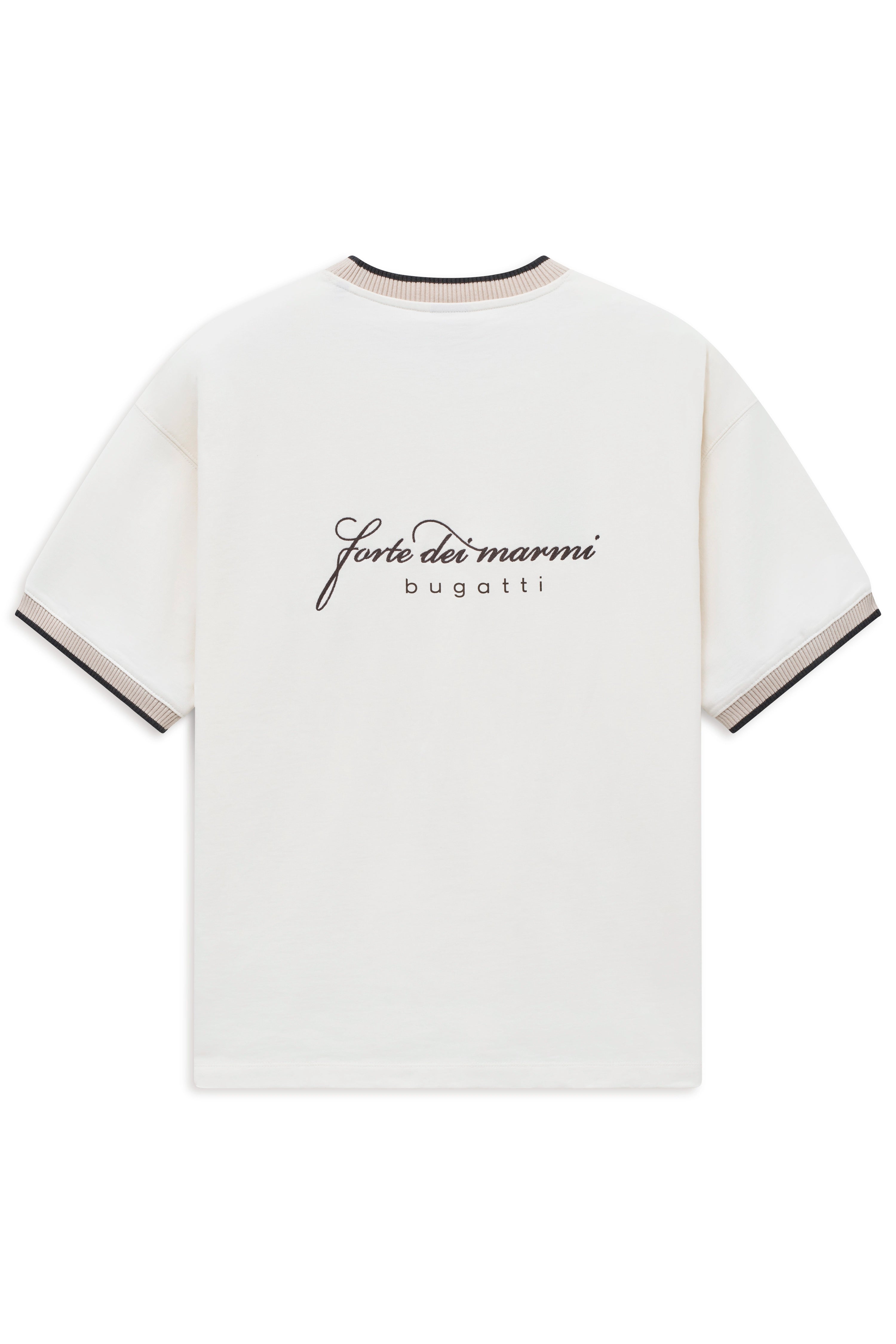 Weißes bugatti T-Shirt mit Schriftzug "forte dei marmi". Büstenbild, schlichtes Design.