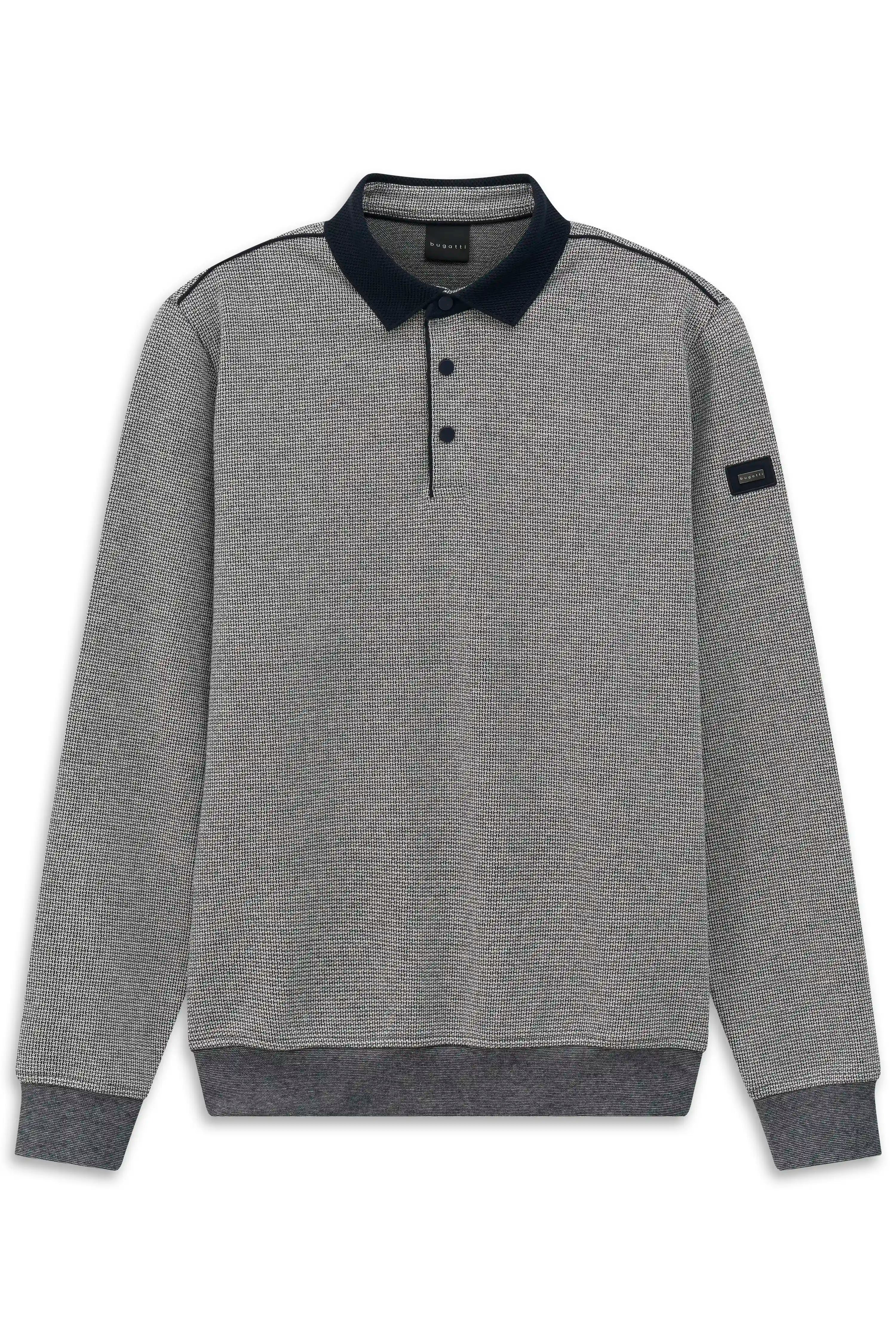Grauer bugatti Pullover mit Kragen und Knopfleiste, feines Muster, legeres Büstenbild.