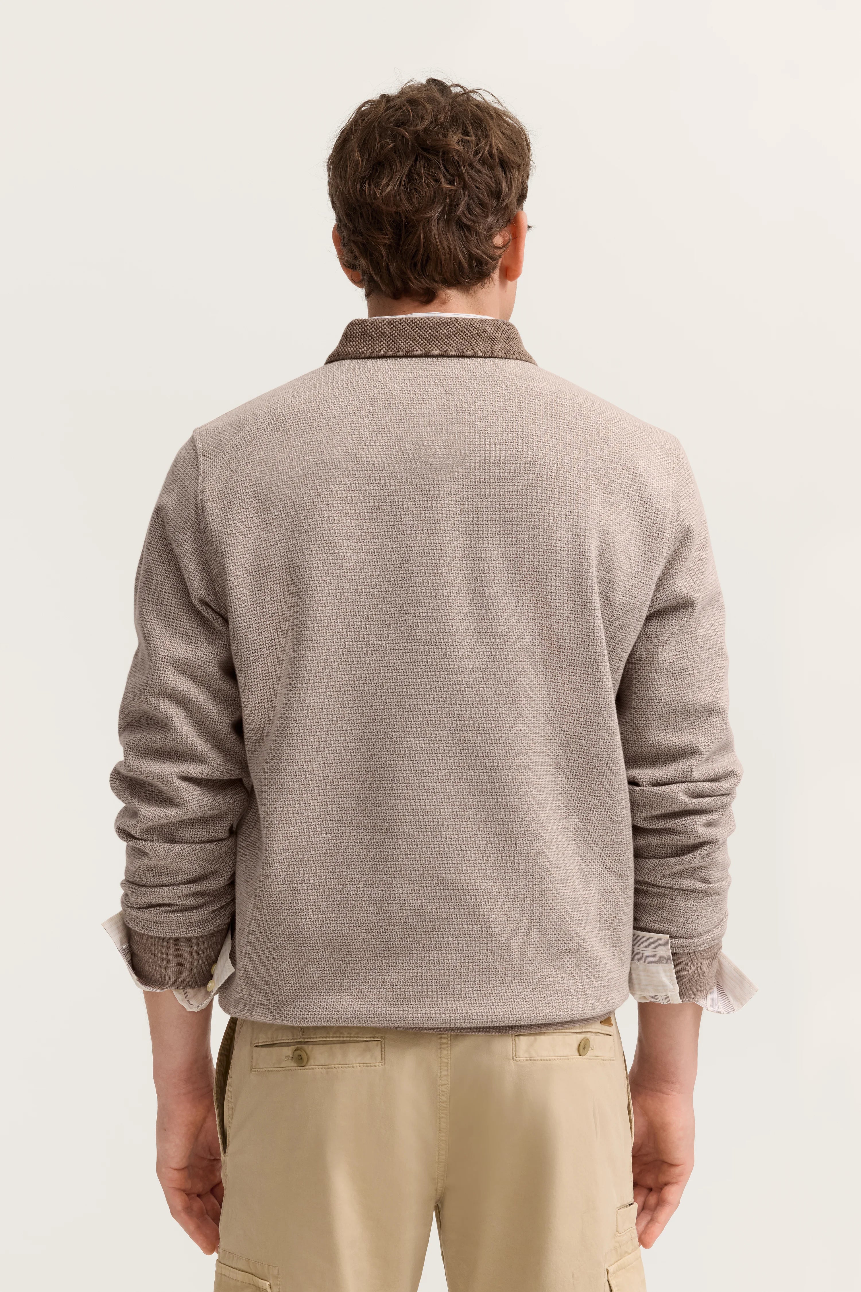 Beige bugatti Jacke und helle Chinohose, Rückansicht, legerer Stil.