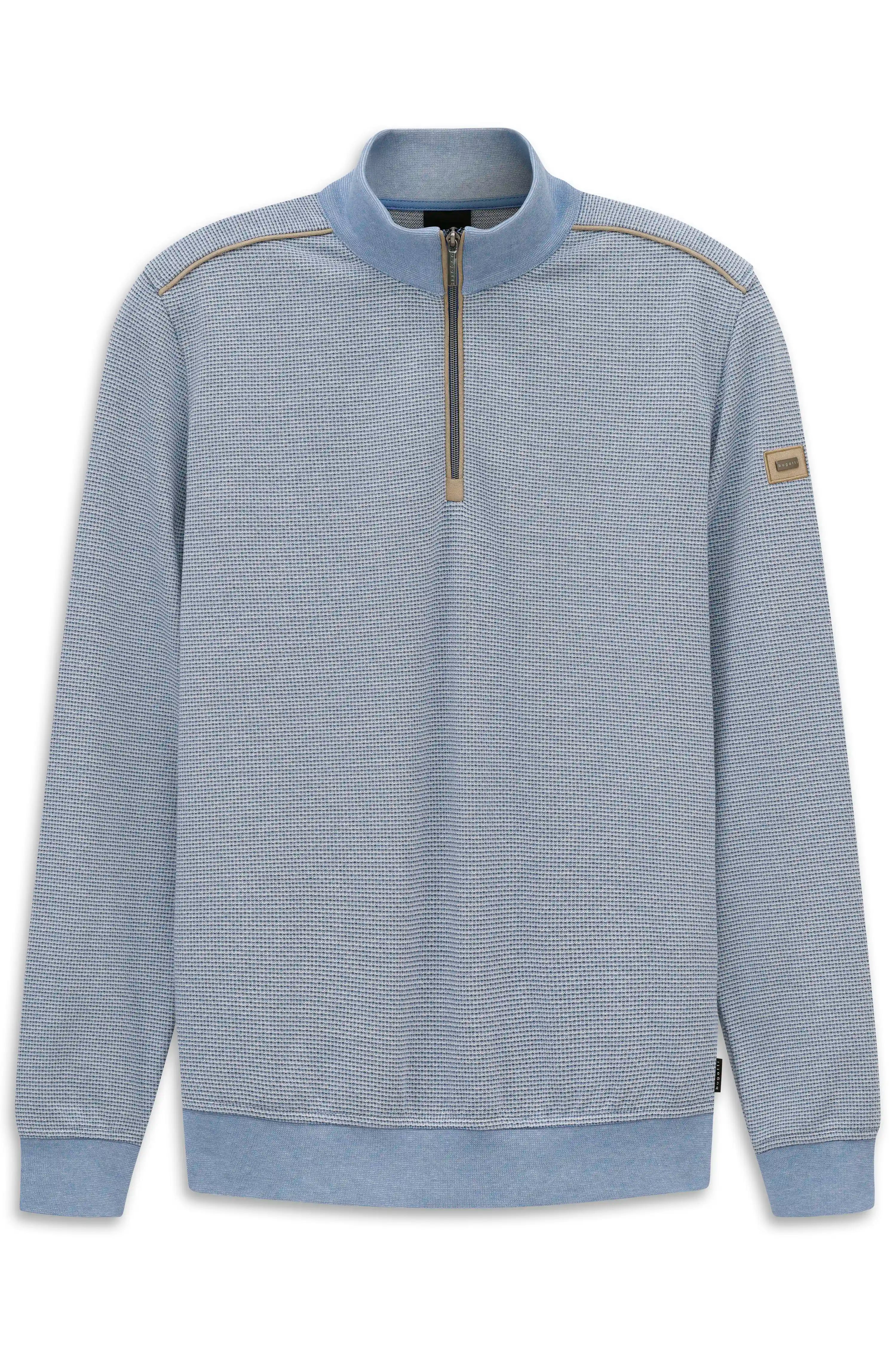 Blauer bugatti Pullover mit Reißverschluss, strukturierte Oberfläche, Büstenbild.