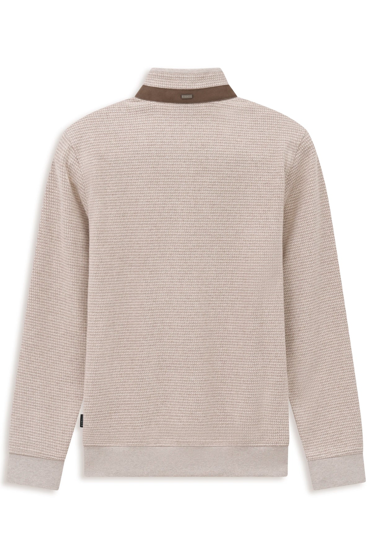 Beigefarbener bugatti Pullover mit braunem Kragen in Waffelstruktur, Rückansicht, legeres Büstenbild.