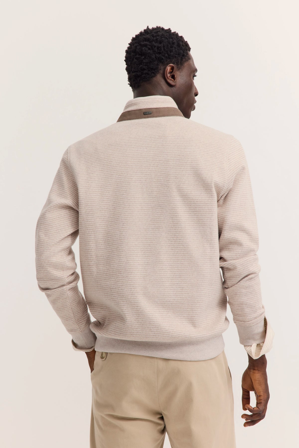 Beiger bugatti-Pullover mit Kragen, Rückansicht auf Model, beige Hose.