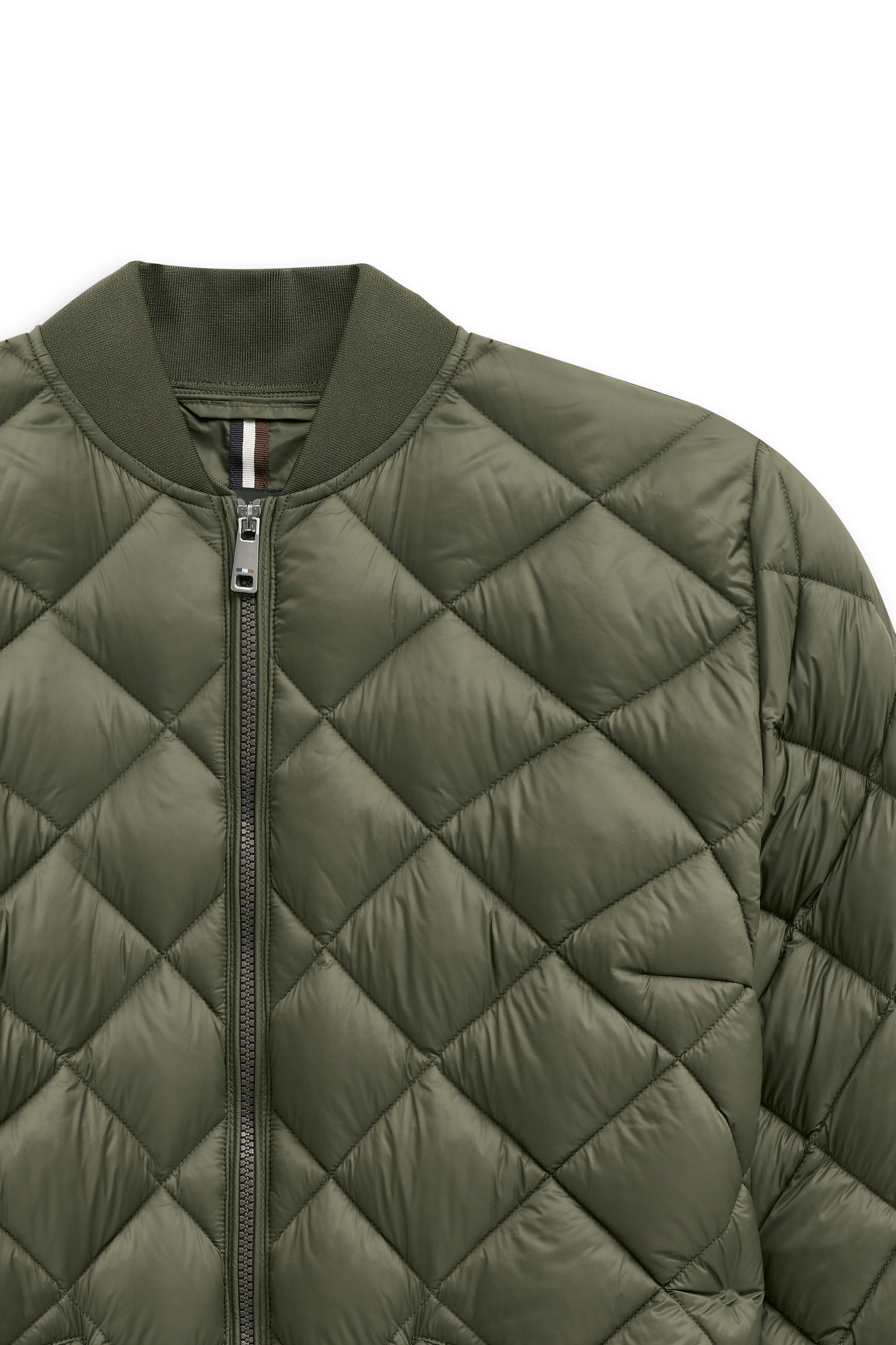 Steppjacke in Olivgrün, Büstenbild, mit Reißverschluss und Rippkragen, zeitlos elegant von bugatti.