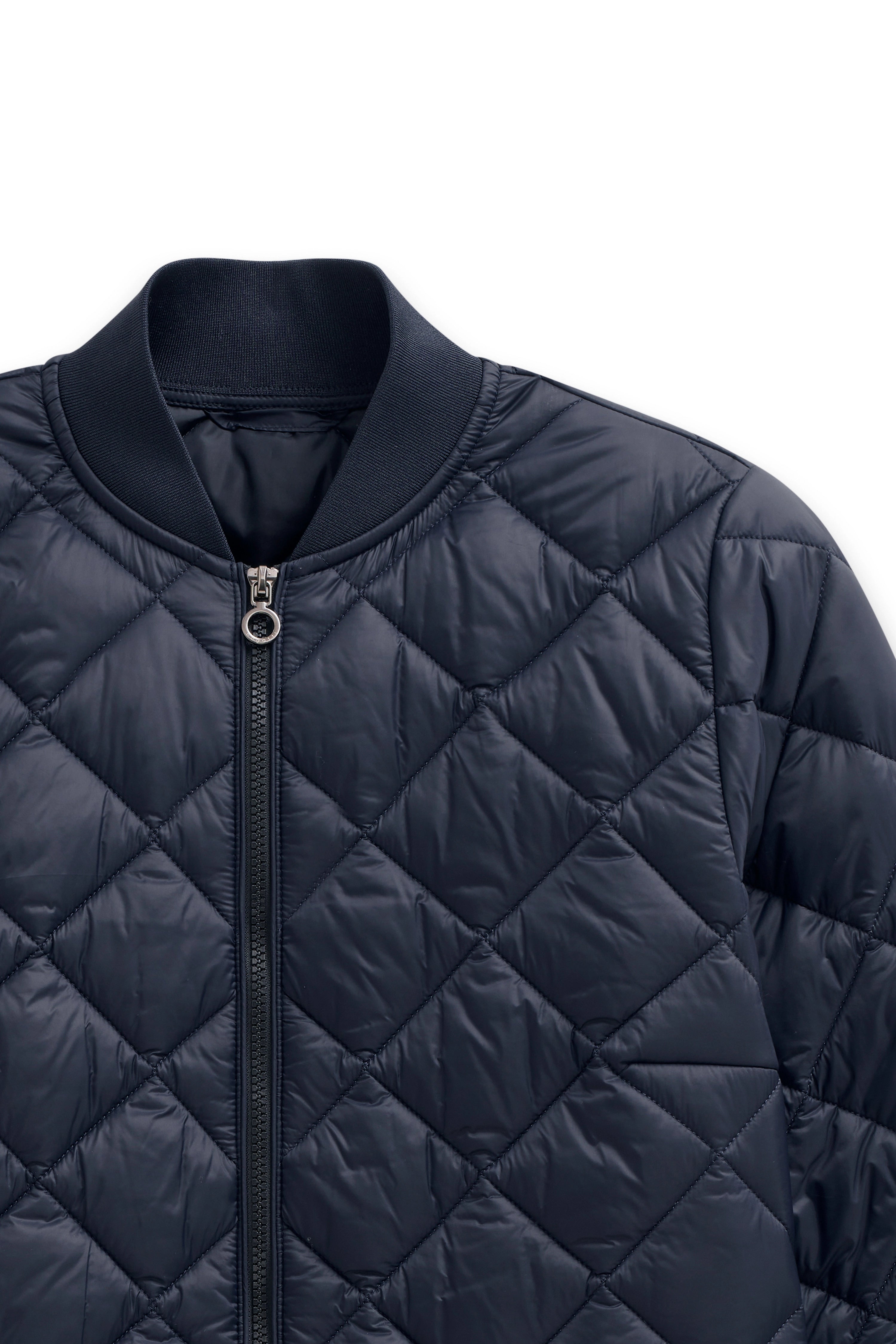 Dunkelblaue Steppjacke von bugatti mit Reißverschluss, Büstenbild.