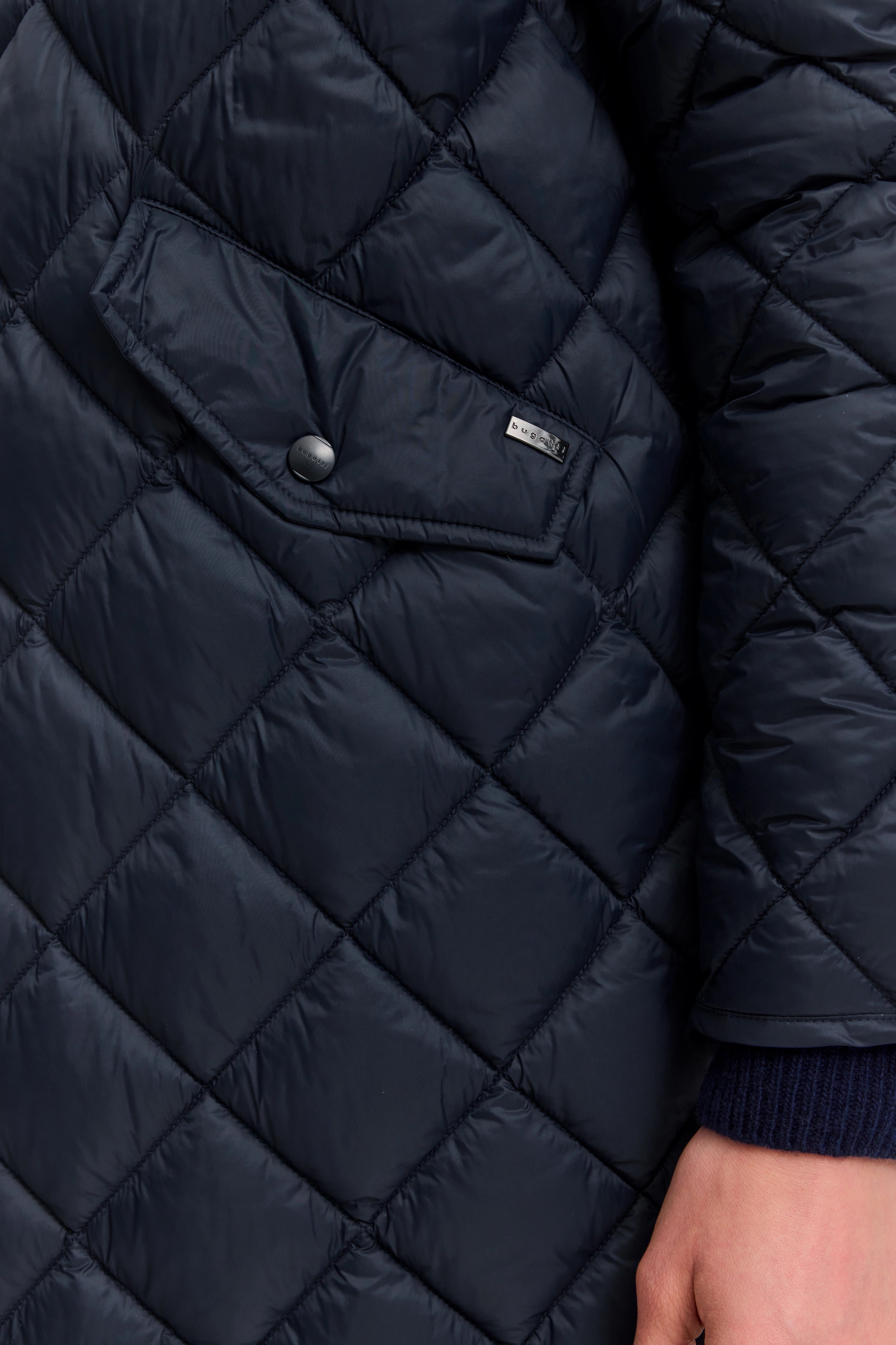 Quilted jacket in dark blue with diamond pattern by bugatti, detail view.