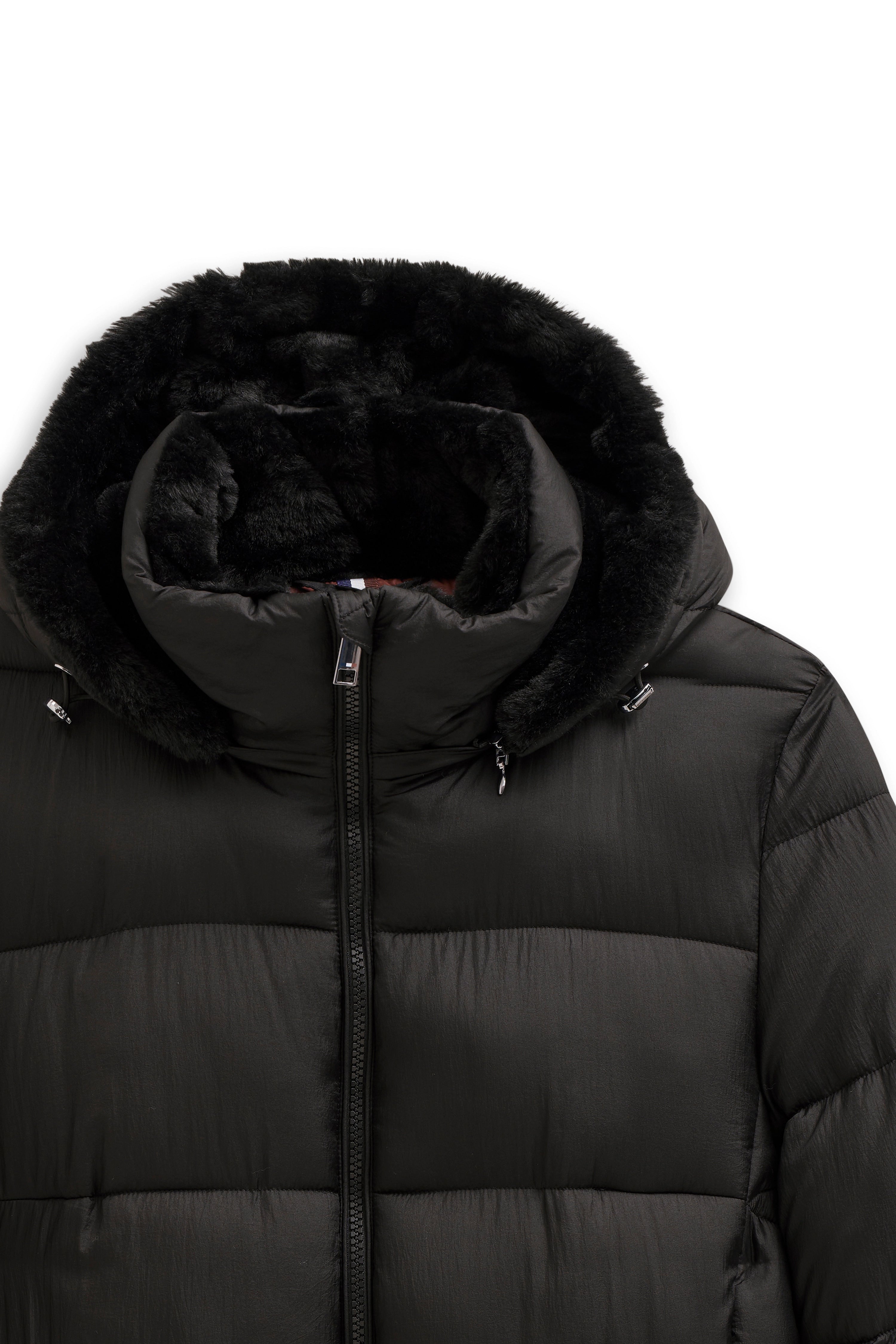 ALT: Model in schwarzer bugatti Steppjacke und gestreiftem Schal, Büstenbild, eleganter Look.