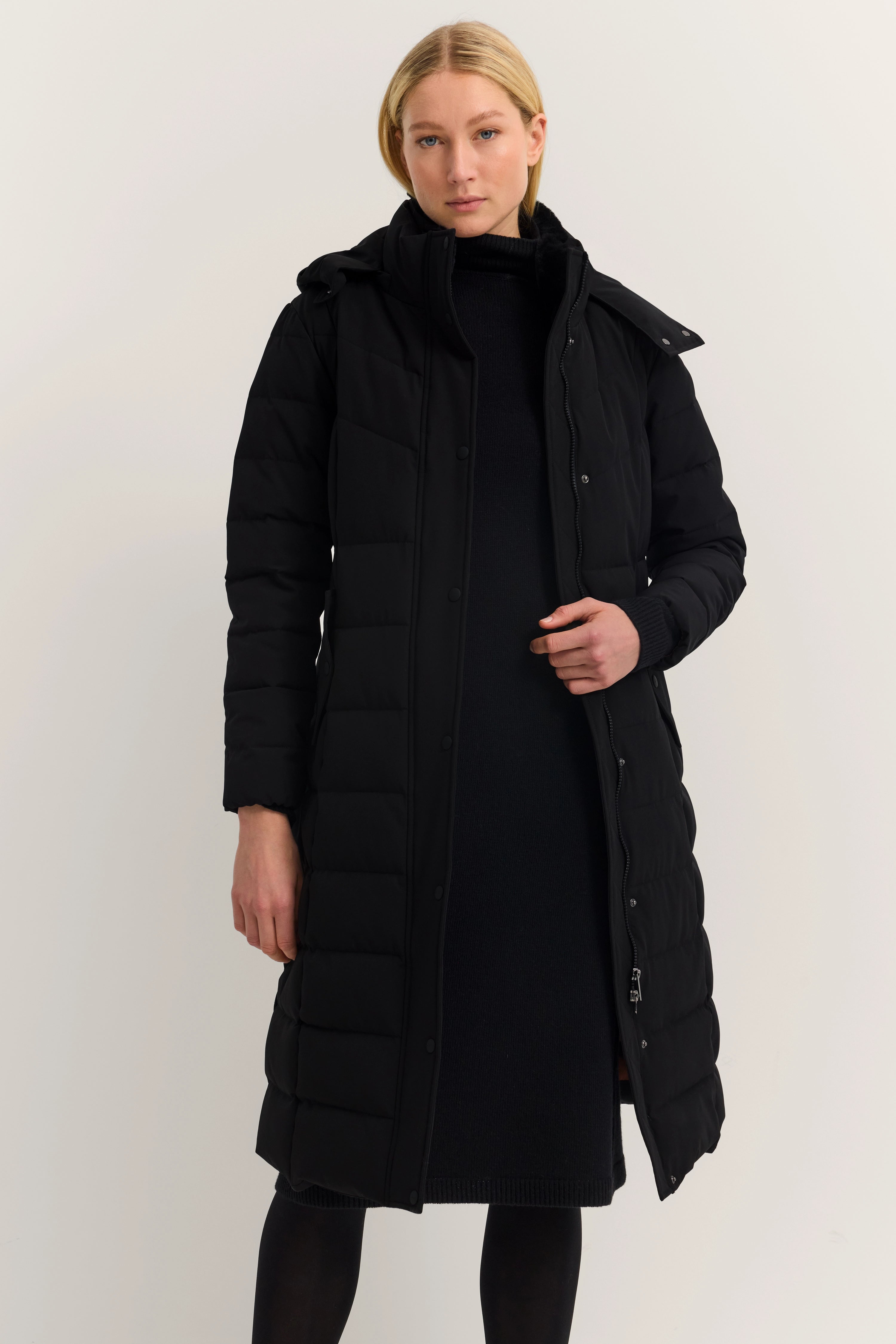 Schwarzer bugatti Steppmantel, Modelbild, entspannte Pose, stilvolles Winteroutfit.