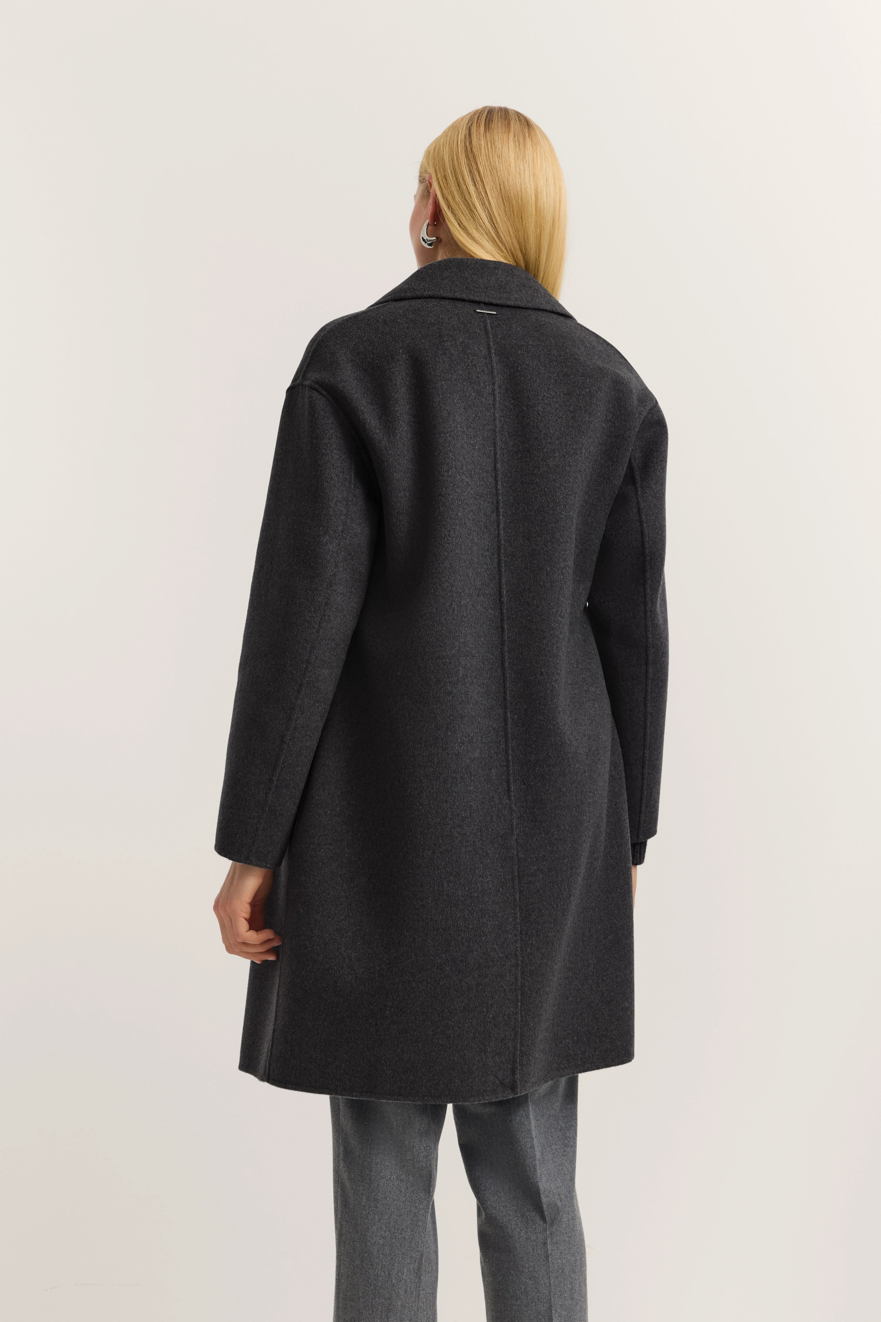 Grauer bugatti Mantel, Rückansicht, auf Model, lässig stehend.