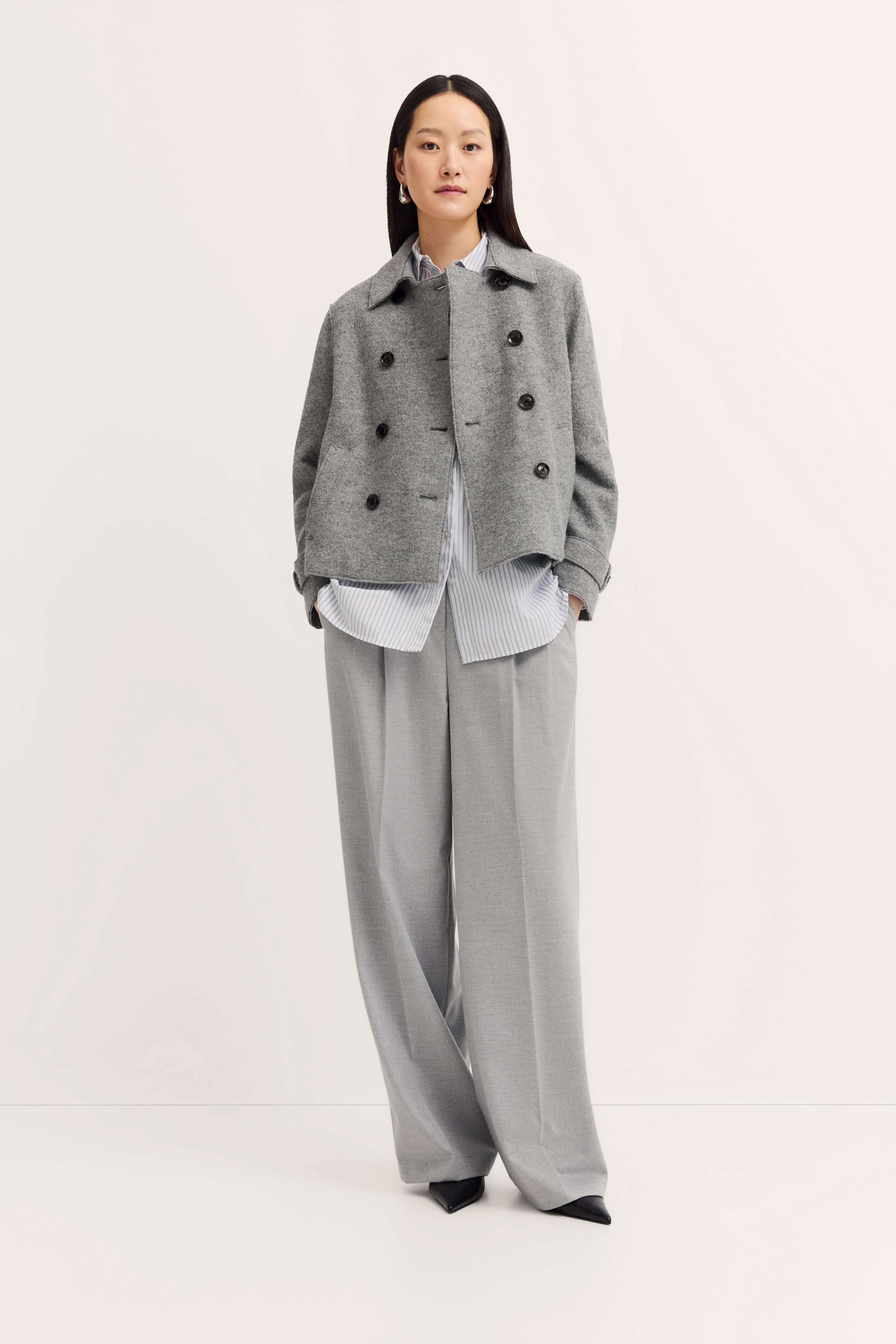 Graue Jacke, gestreiftes Hemd, weite Hose