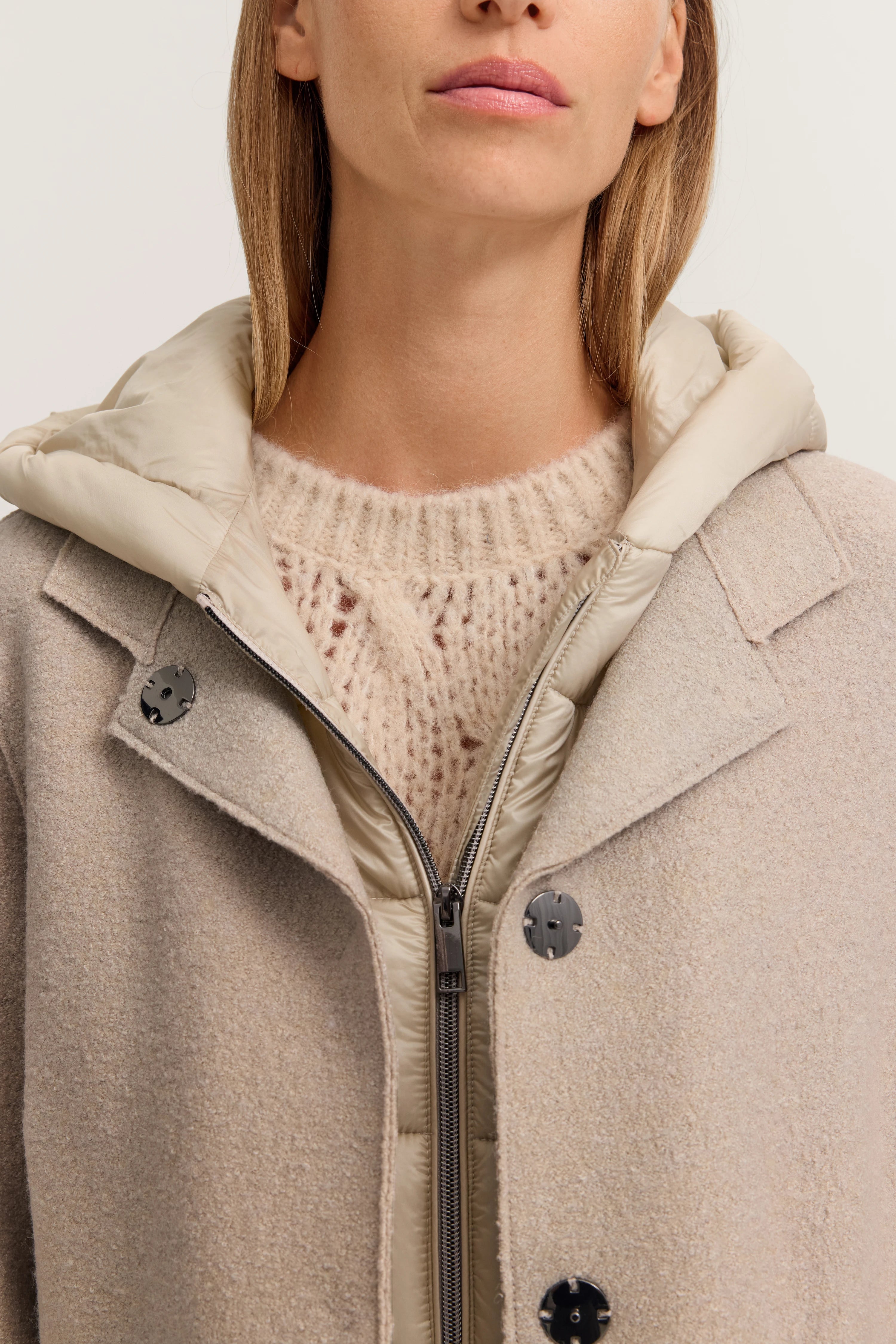 Beiges bugatti Jackenoutfit mit Kapuze und Strickpullover, Büstenbild.