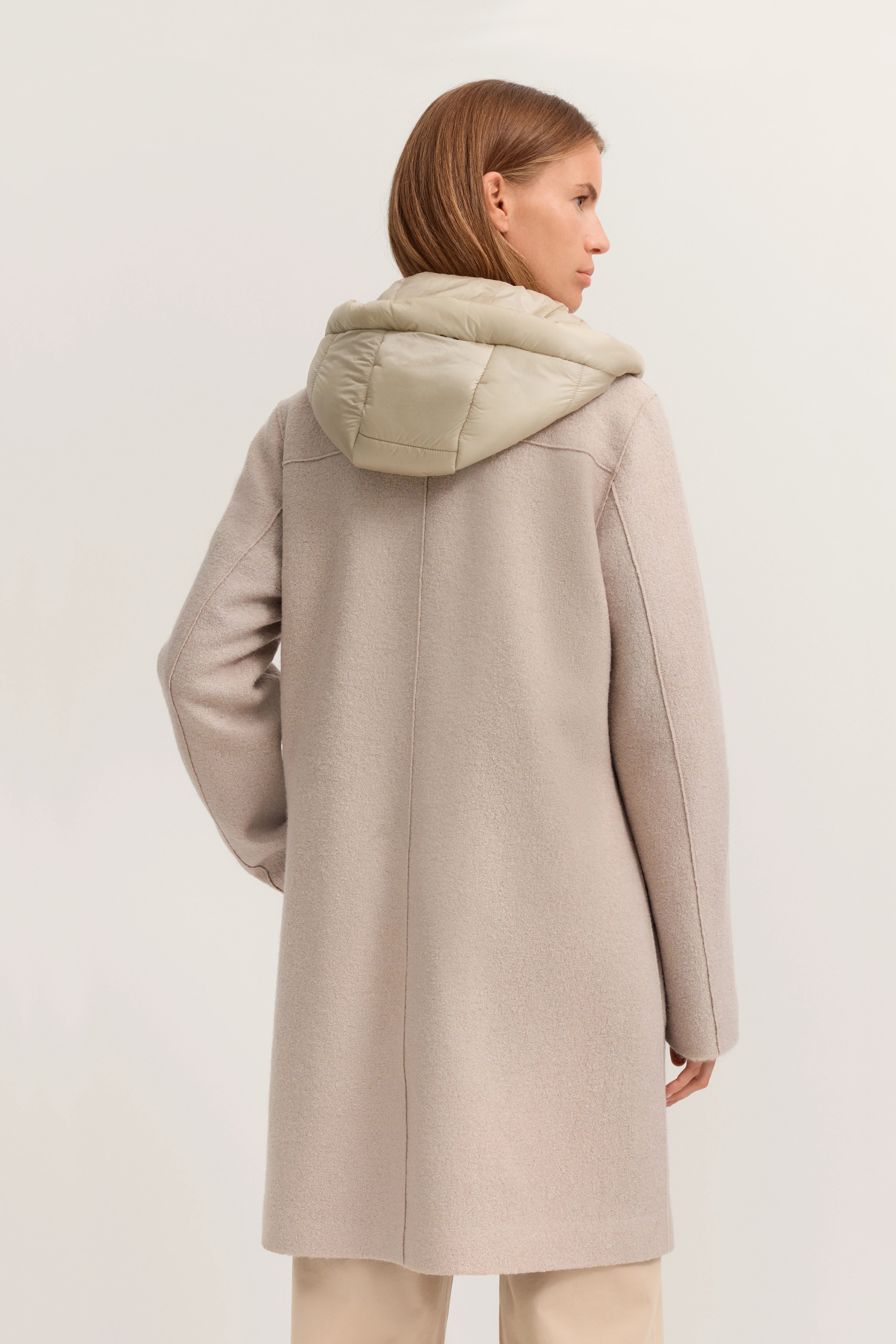 Damenmantel von bugatti in Beige mit Kapuze, Model von hinten, zeitlose Eleganz und Stil.