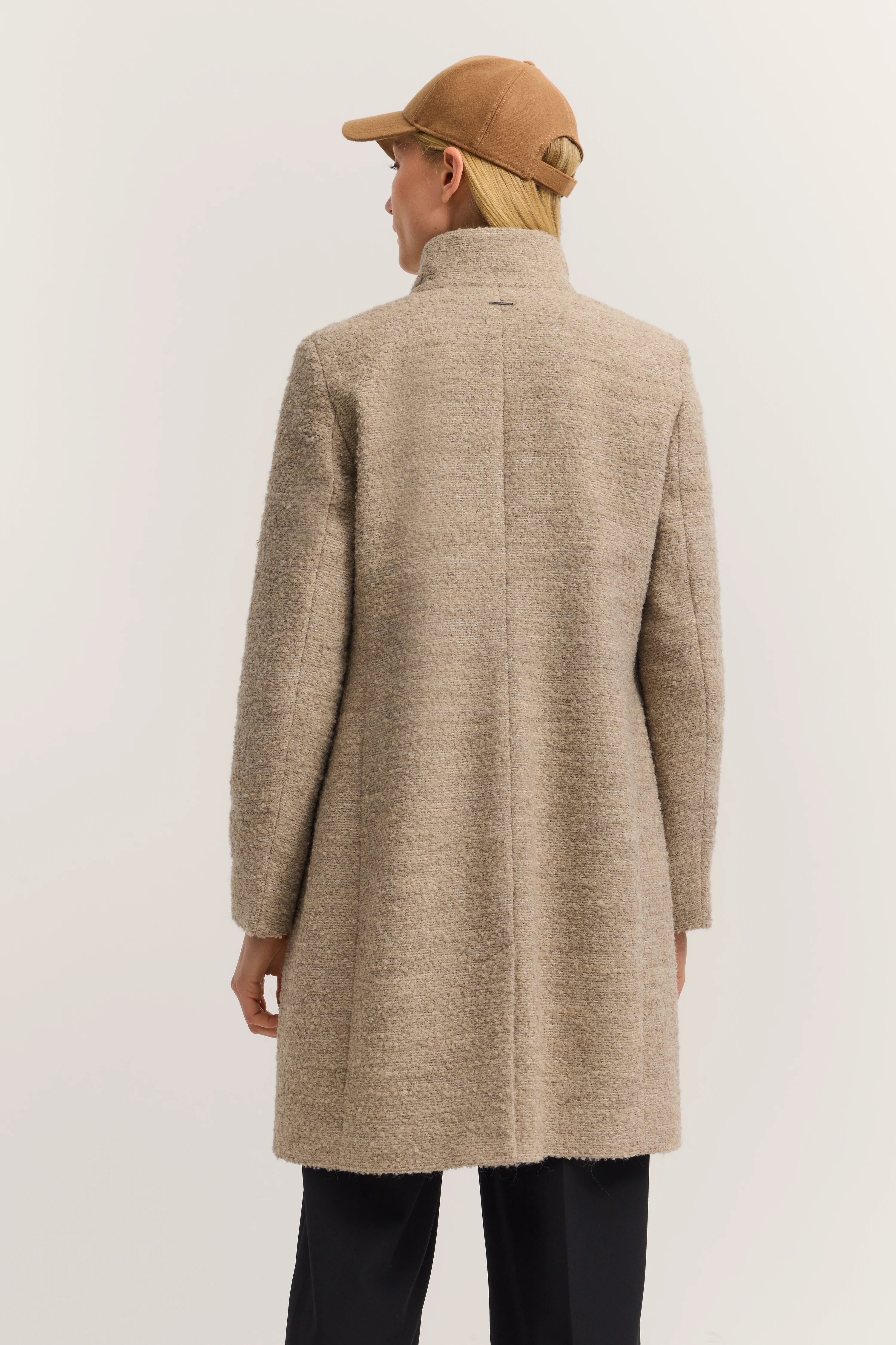 Beige bugatti jas, achterkant, model met lichtbruine pet, elegant casual outfit.