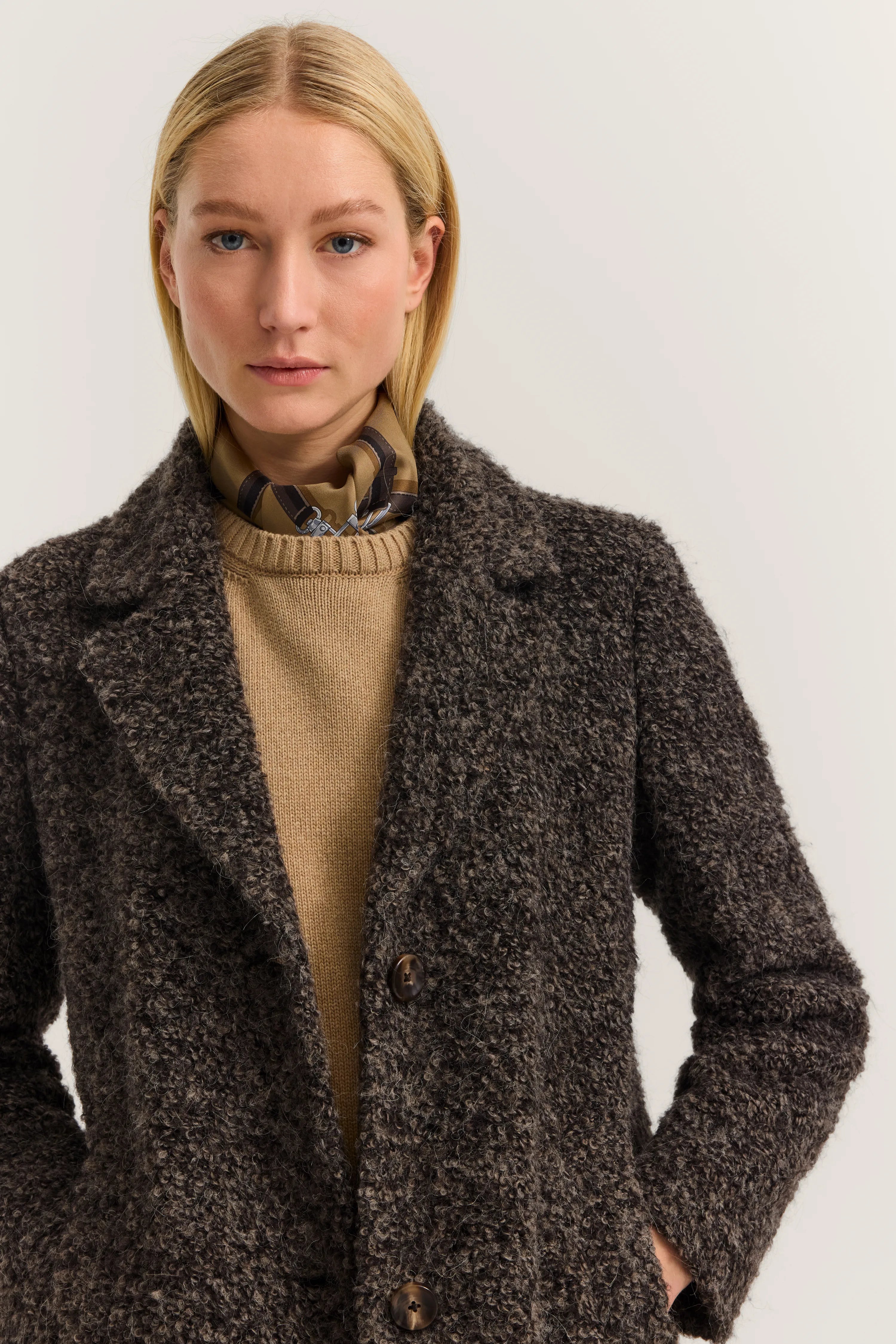 Bruine bugatti mantel in melange-look, klassiek gesneden met knoopsluiting, busteweergave.