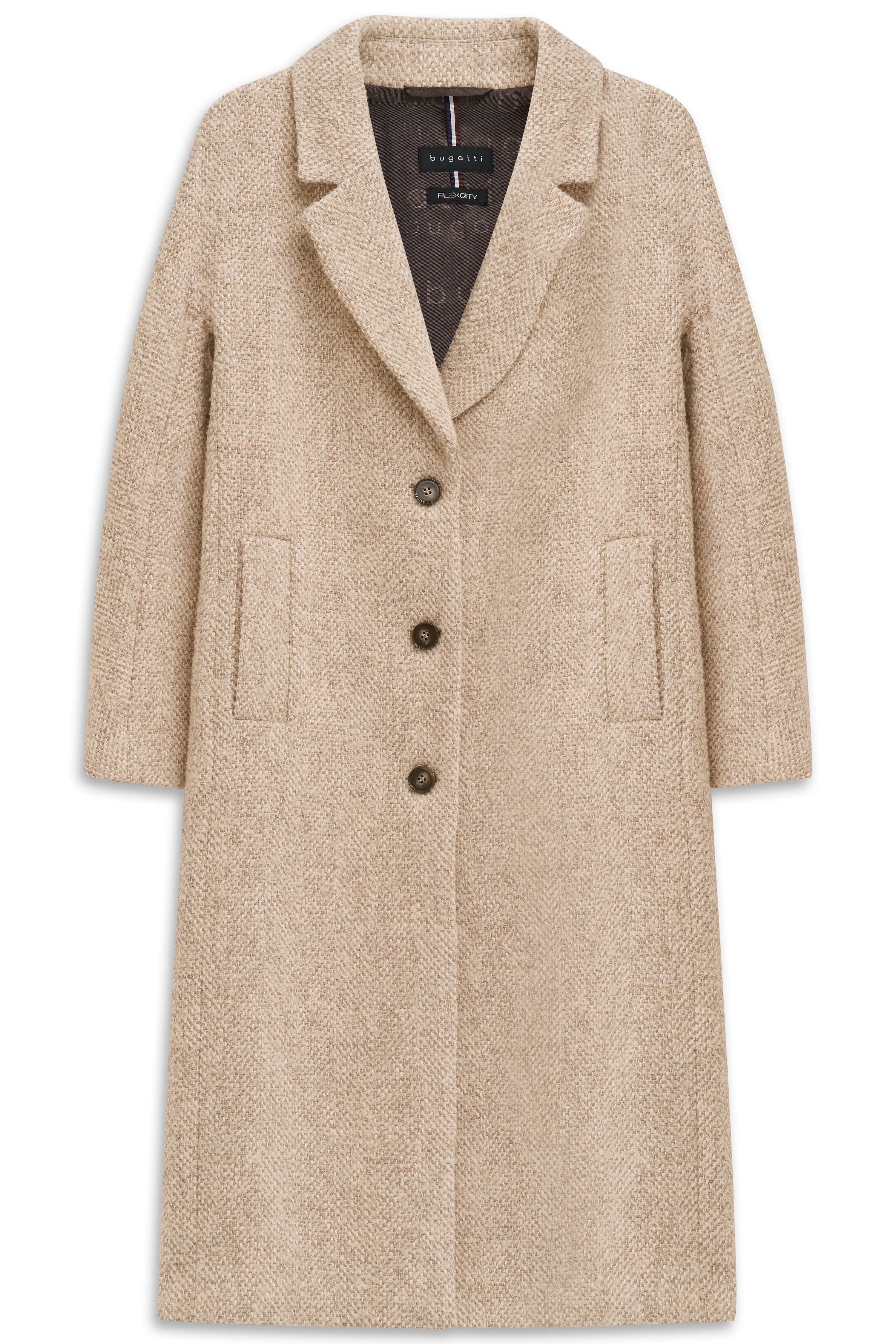 Beiger bugatti Mantel, Rückenansicht, kombiniert mit weißen Hosen, Model in entspannter Pose.