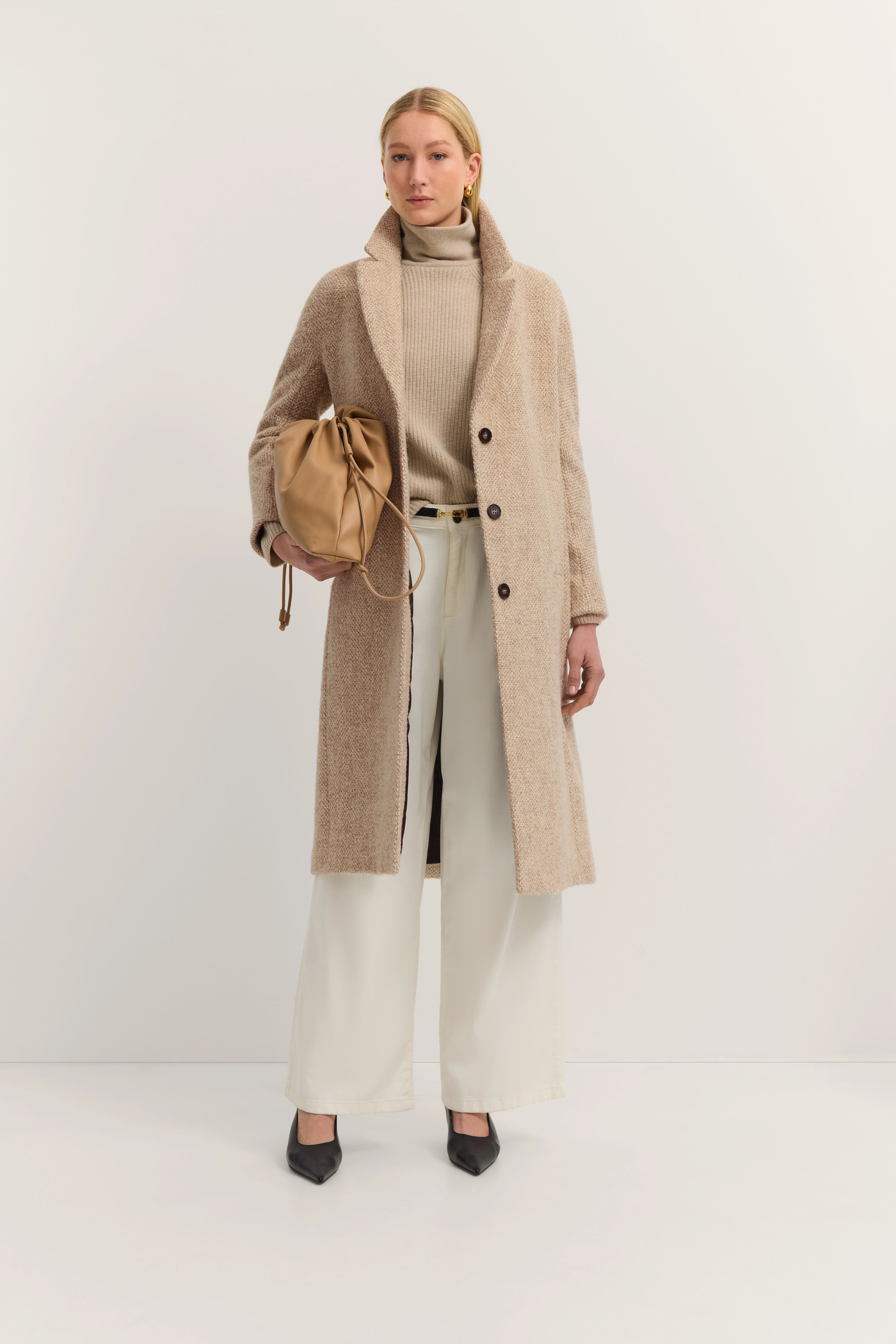 Beige Mantel, cremefarbener Rollkragen, weiße Hose