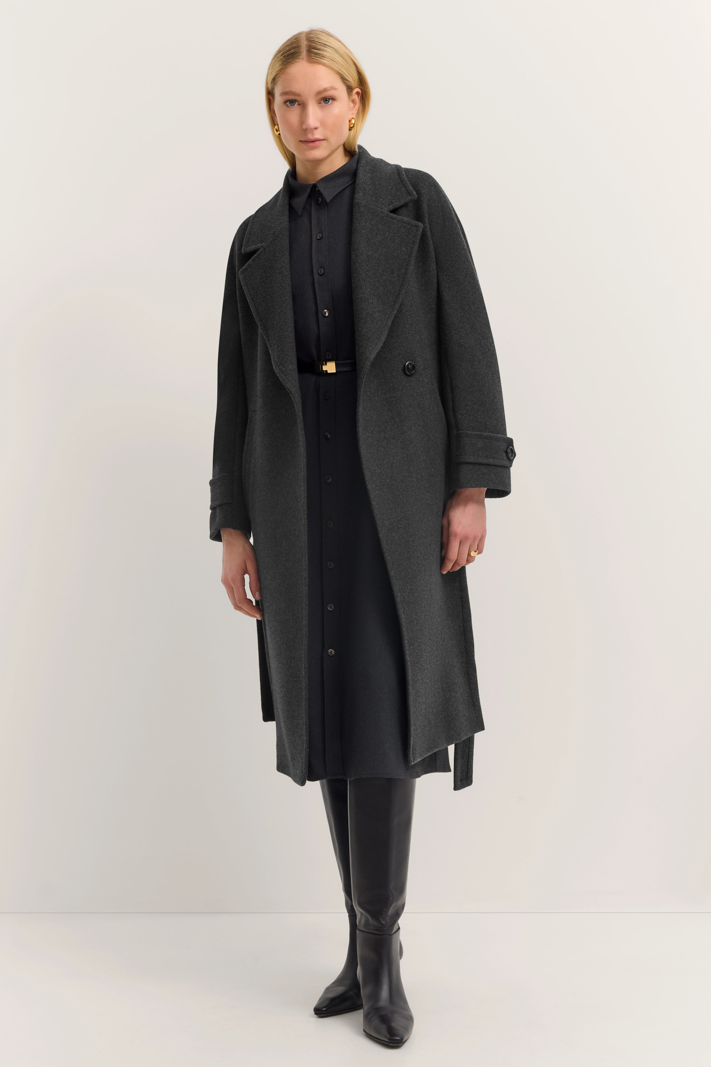 Model trägt grauen bugatti-Mantel, schwarzes Hemdkleid, kniehohe Stiefel