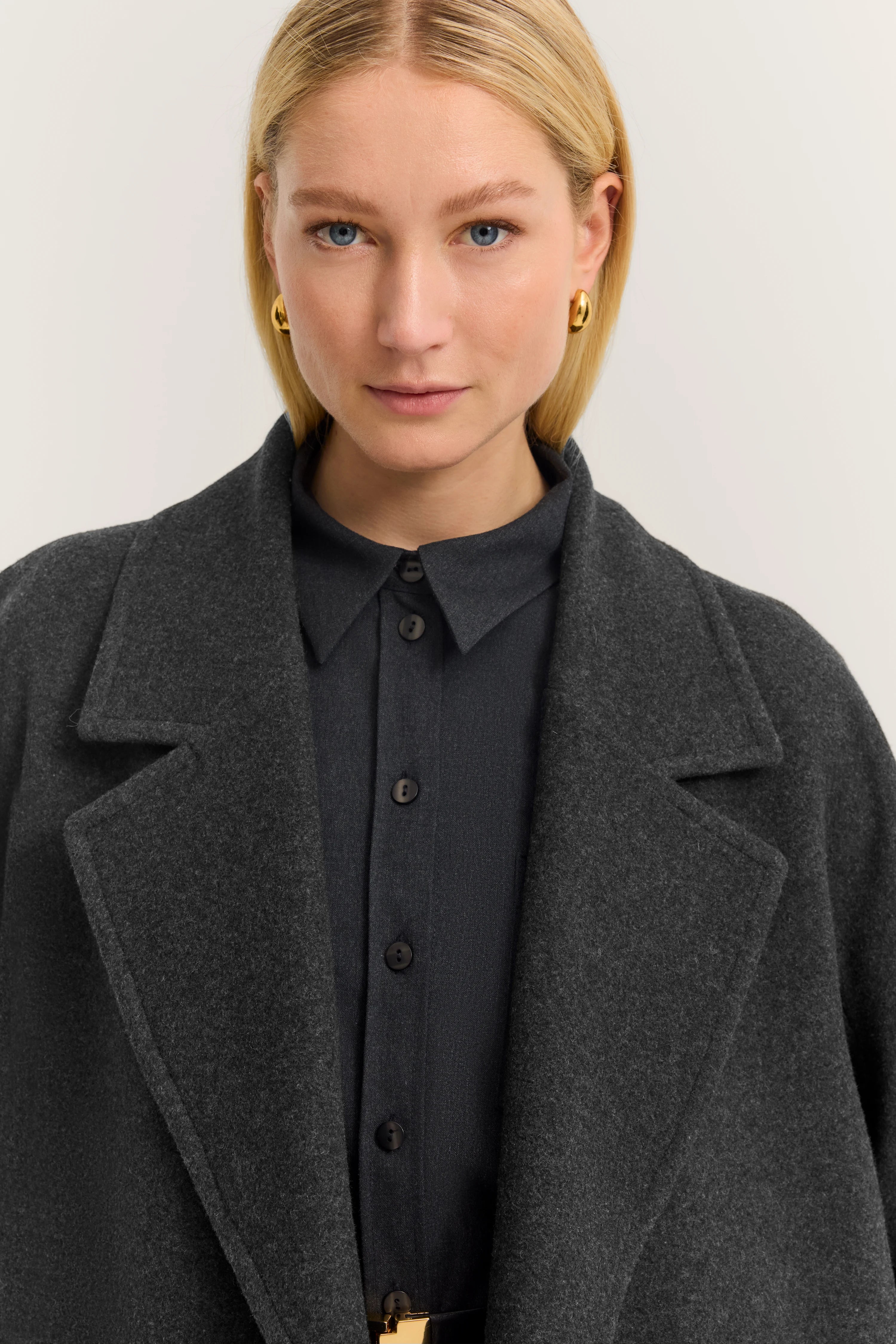 Dunkelgrauer bugatti Mantel, Rückansicht, mit Gürtel, aus hochwertigem Material, klassisch-elegant, büstenbild.