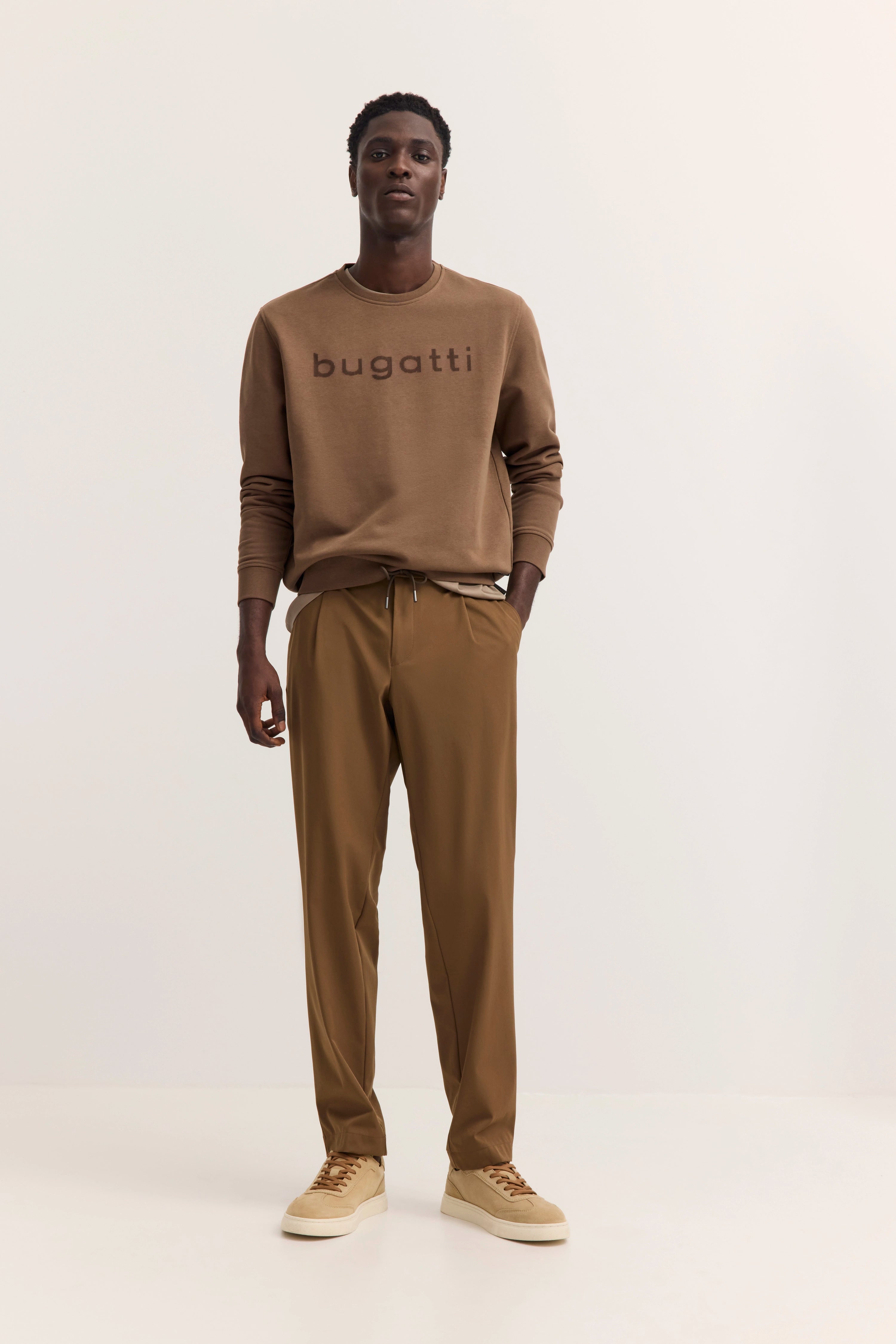 Braunes bugatti Sweatshirt und Chino, Model steht entspannt.