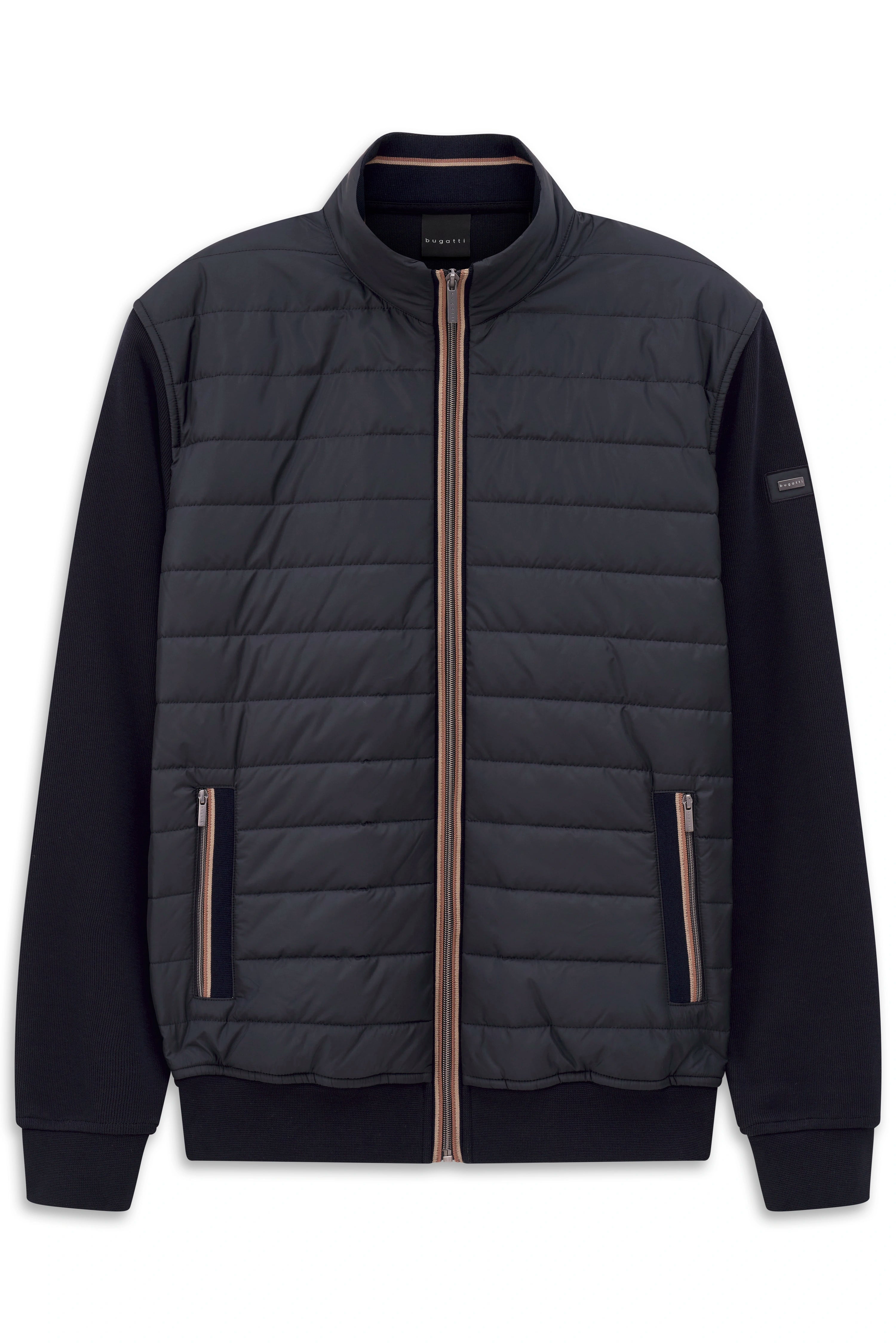 bugatti gesteppte Jacke in Schwarz mit kontrastierenden Reißverschlüssen, Büstenbild.