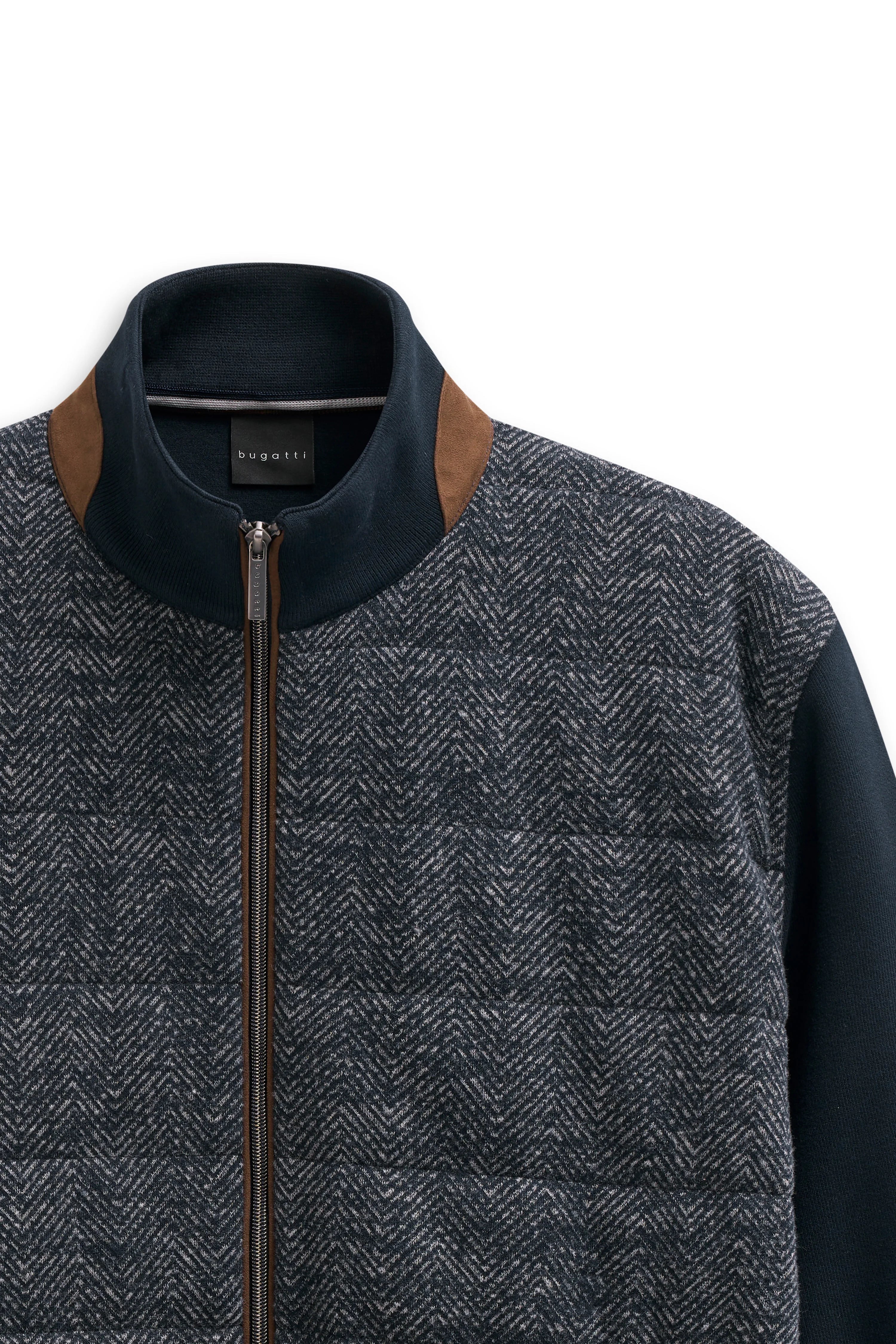 bugatti gesteppte Jacke, blau-graues Fischgrätmuster, braune Details, Büstenbild.