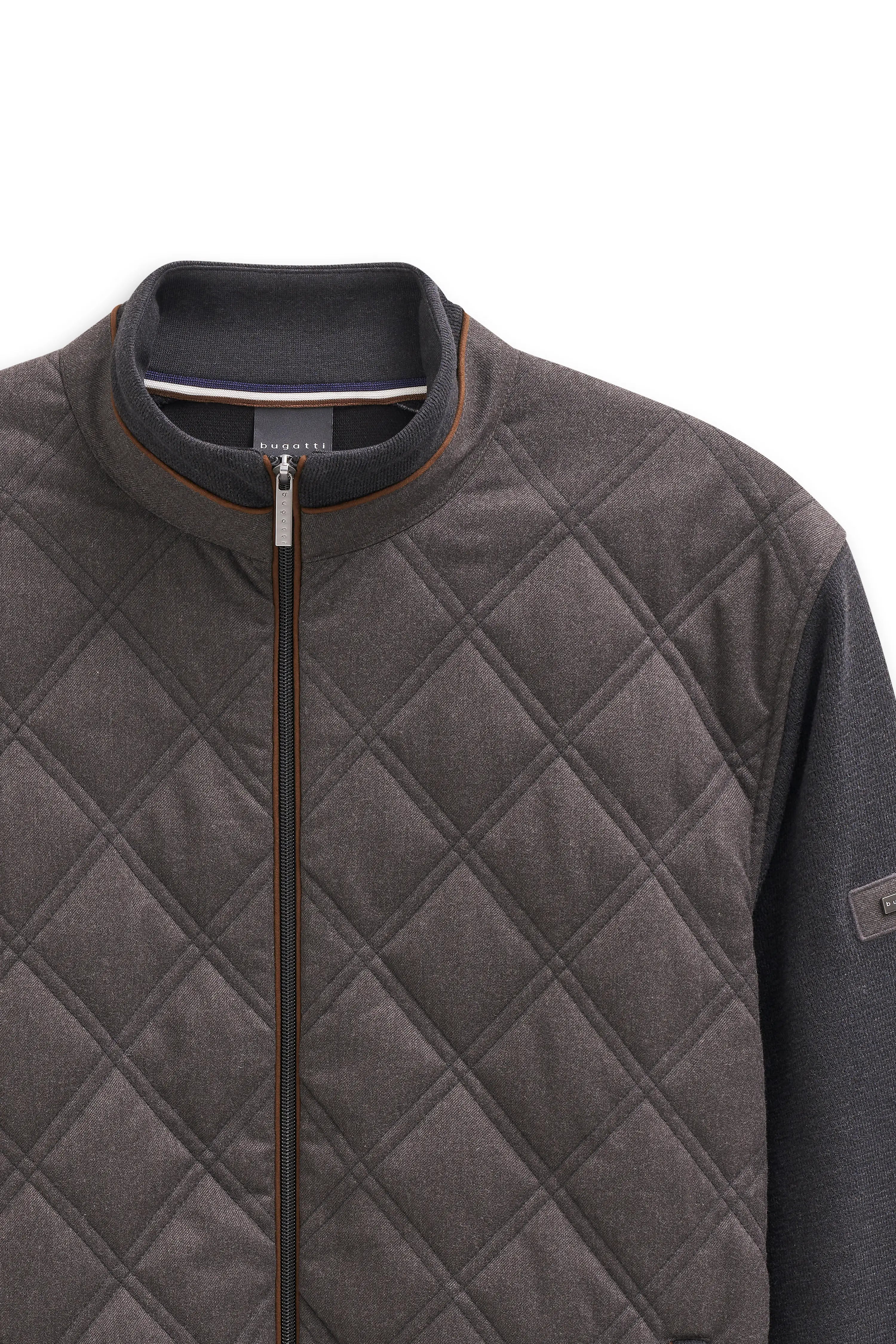 Graue bugatti Steppjacke, Büstenbild, mit Reißverschluss und feinen Details, eleganter Stil.