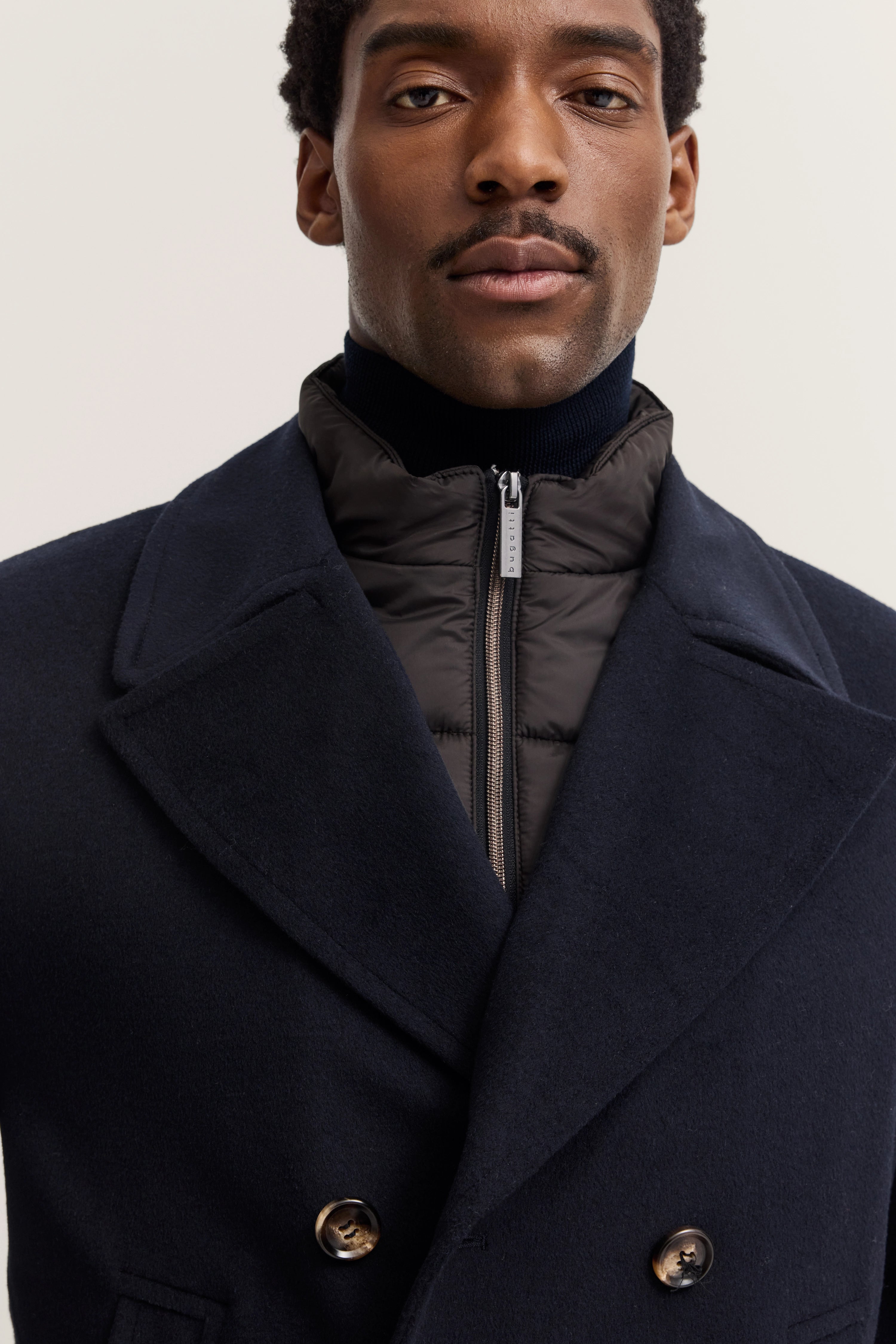 Donkerblauwe bugatti mantel, achterkant, hoogwaardig materiaal, tijdloos ontwerp.
