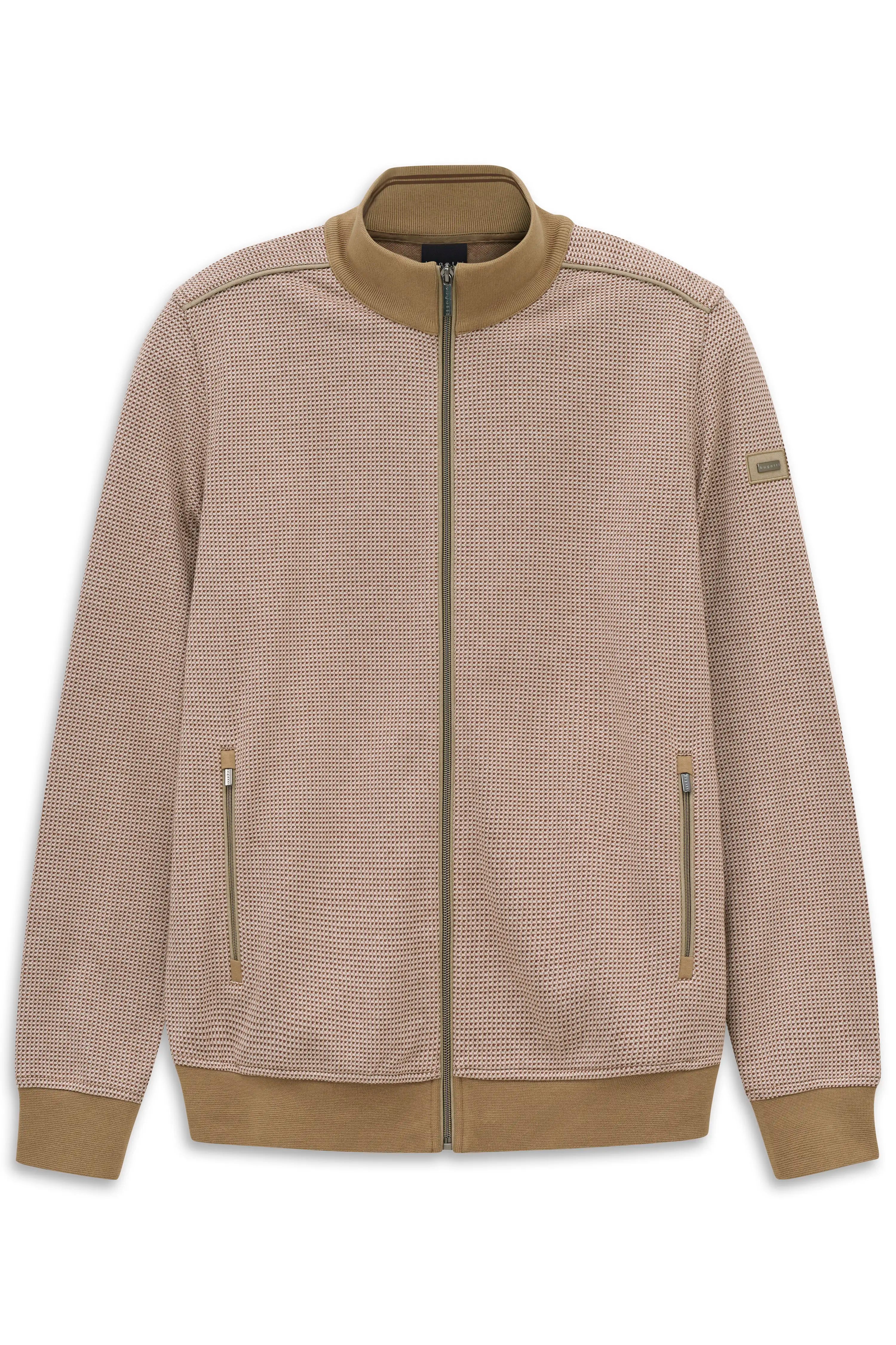 Beiges bugatti-Strickjacke, Nahaufnahme, über gestreiftem Shirt, entspannter Ausdruck, Modelbild.