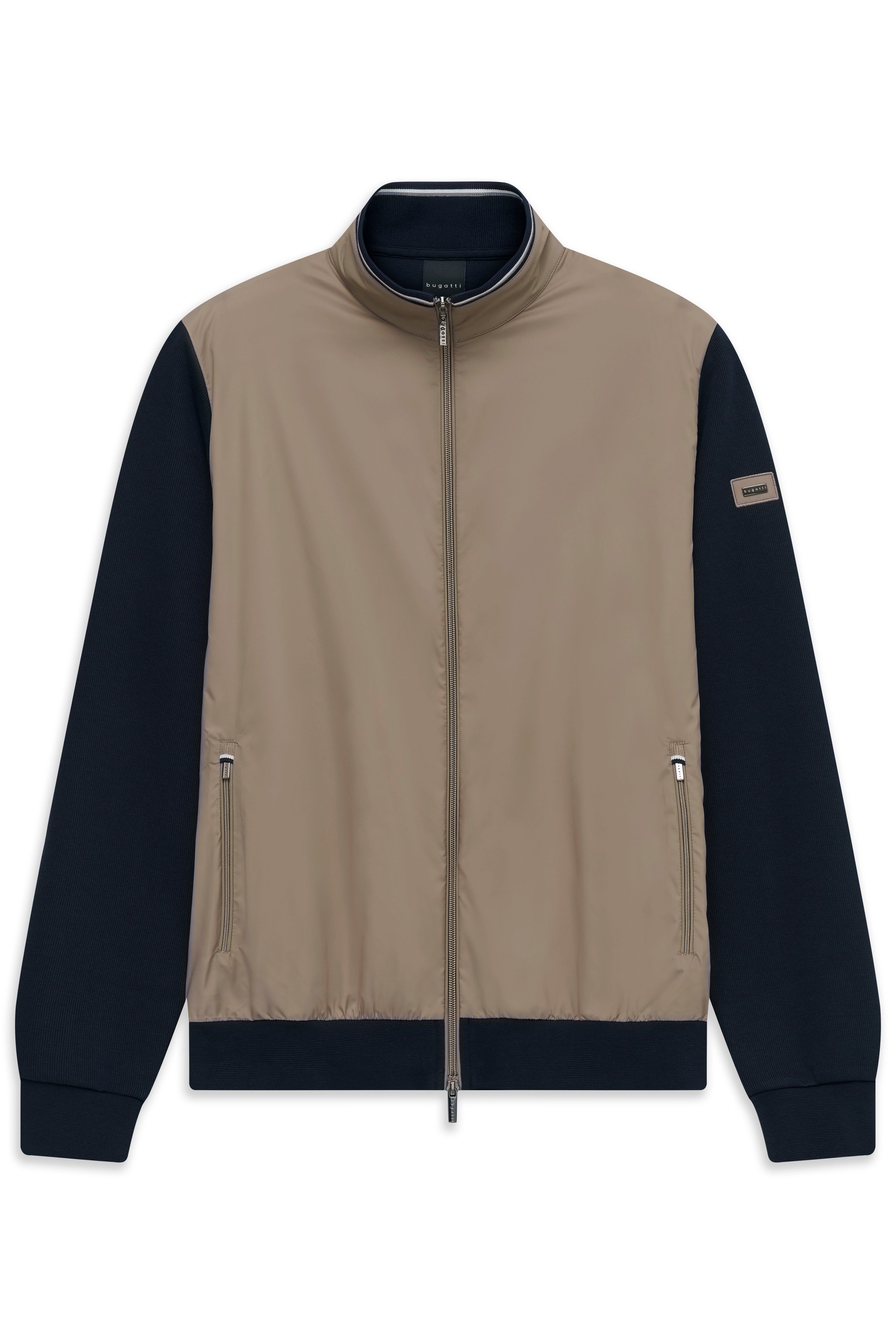 Beige-navy bugatti Jacke, Modellbild, lässiges Posing, sportlich-eleganter Look.