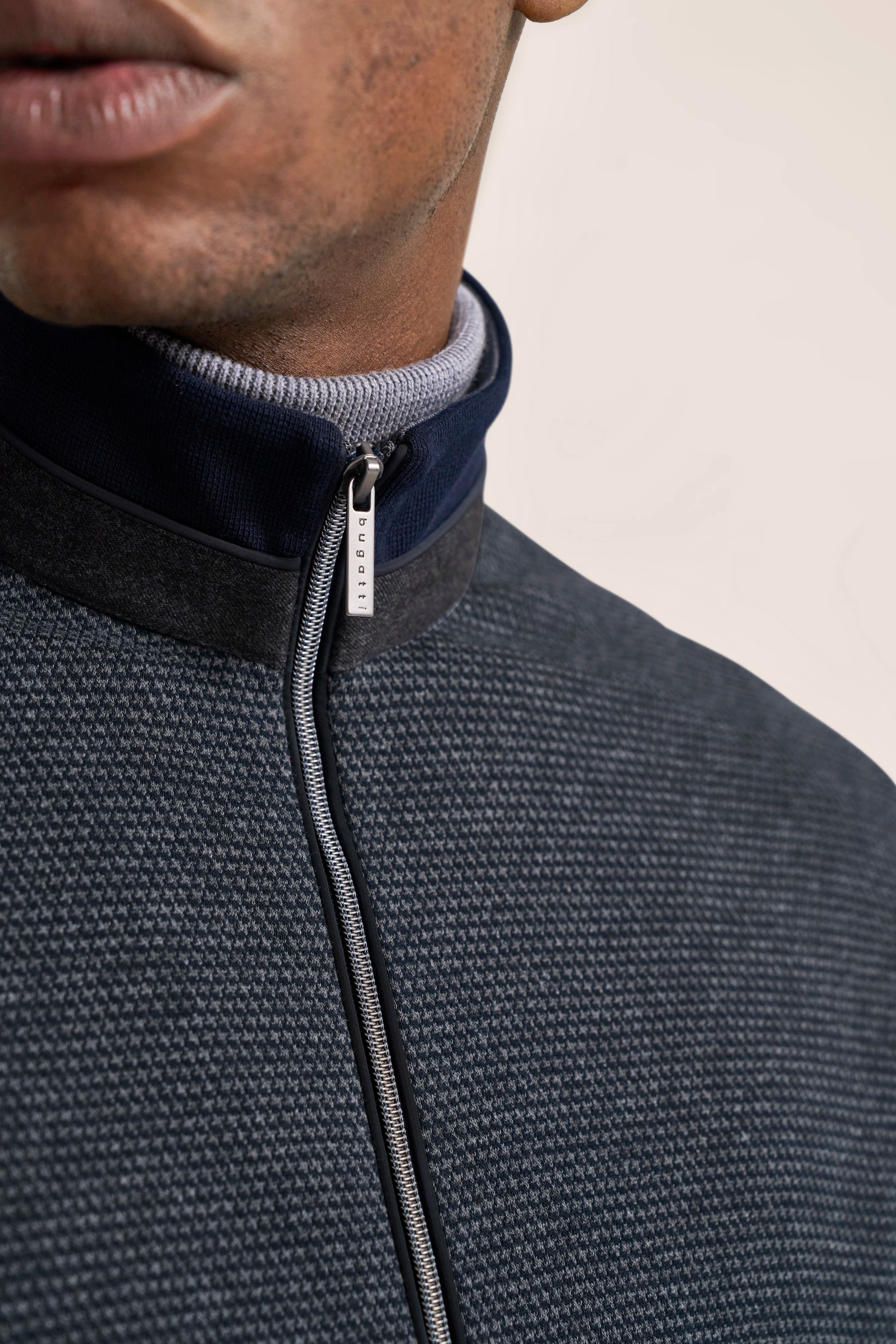 bugatti Herrenjacke, grau meliert, Reißverschluss, Stehkragen. Büstenbild.