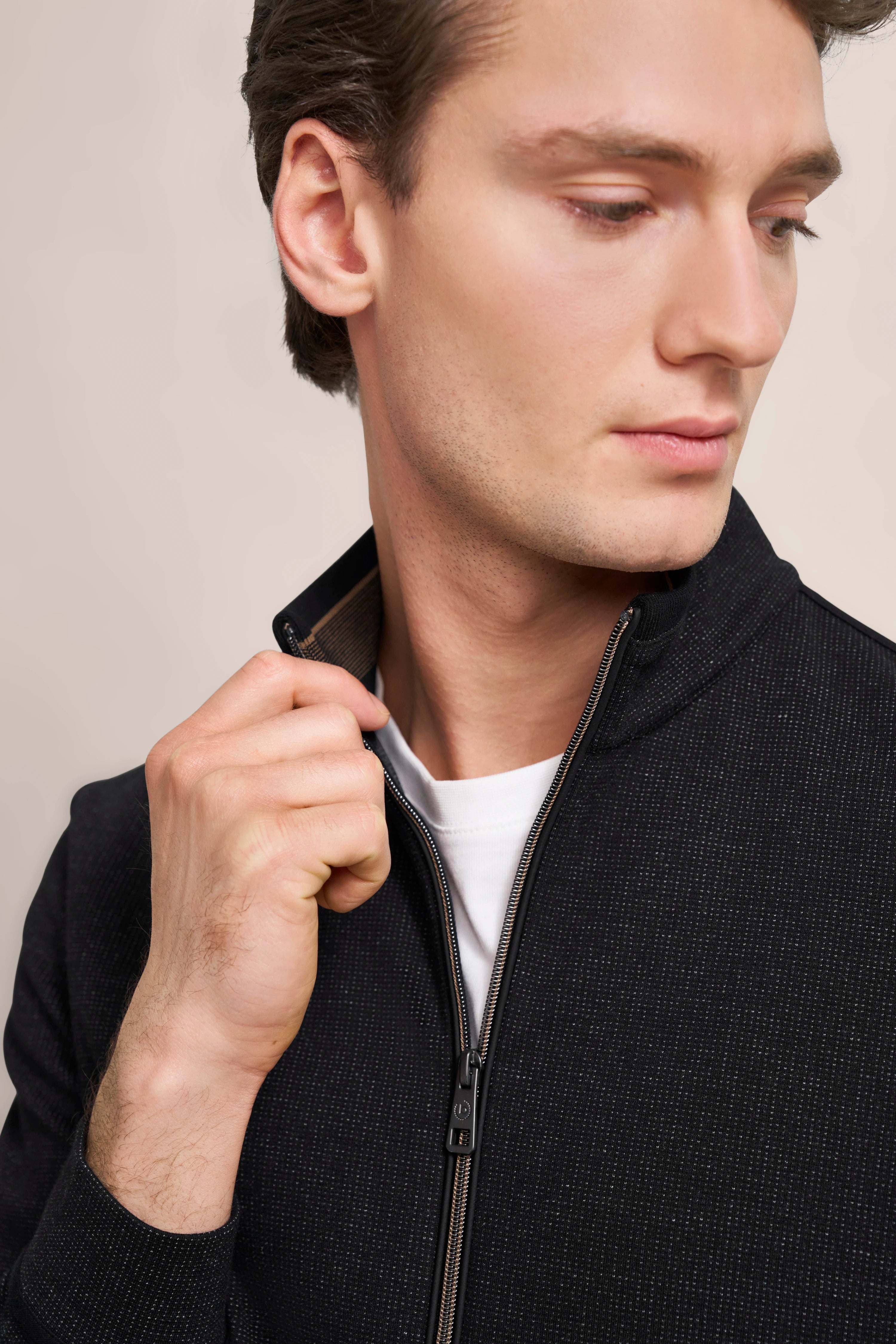 Bugatti schwarzer Pullover, Rückansicht, feines Muster, legeres Outfit, hochwertige Materialien.