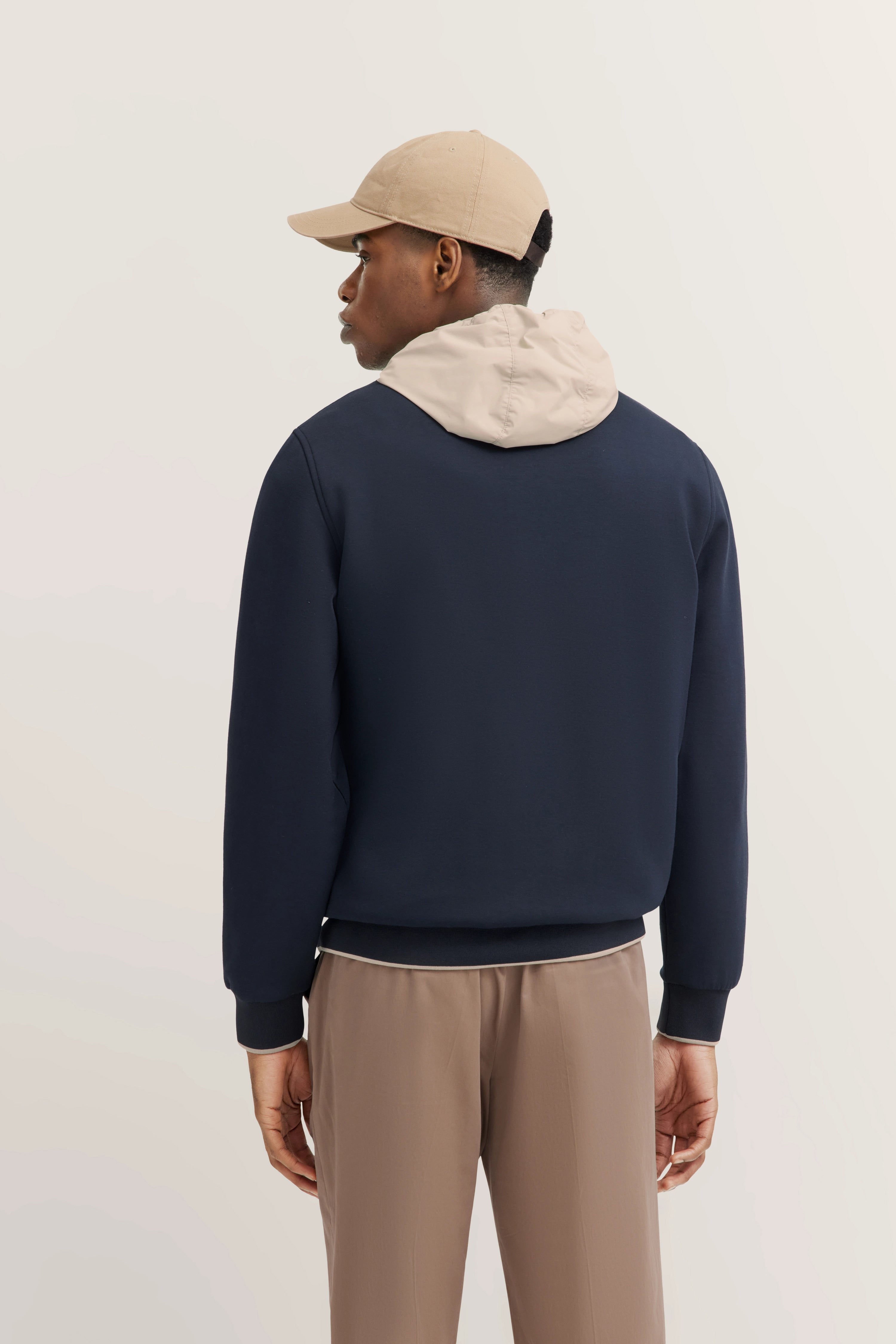 Navy Hoodie und beige Hose, beige Cap