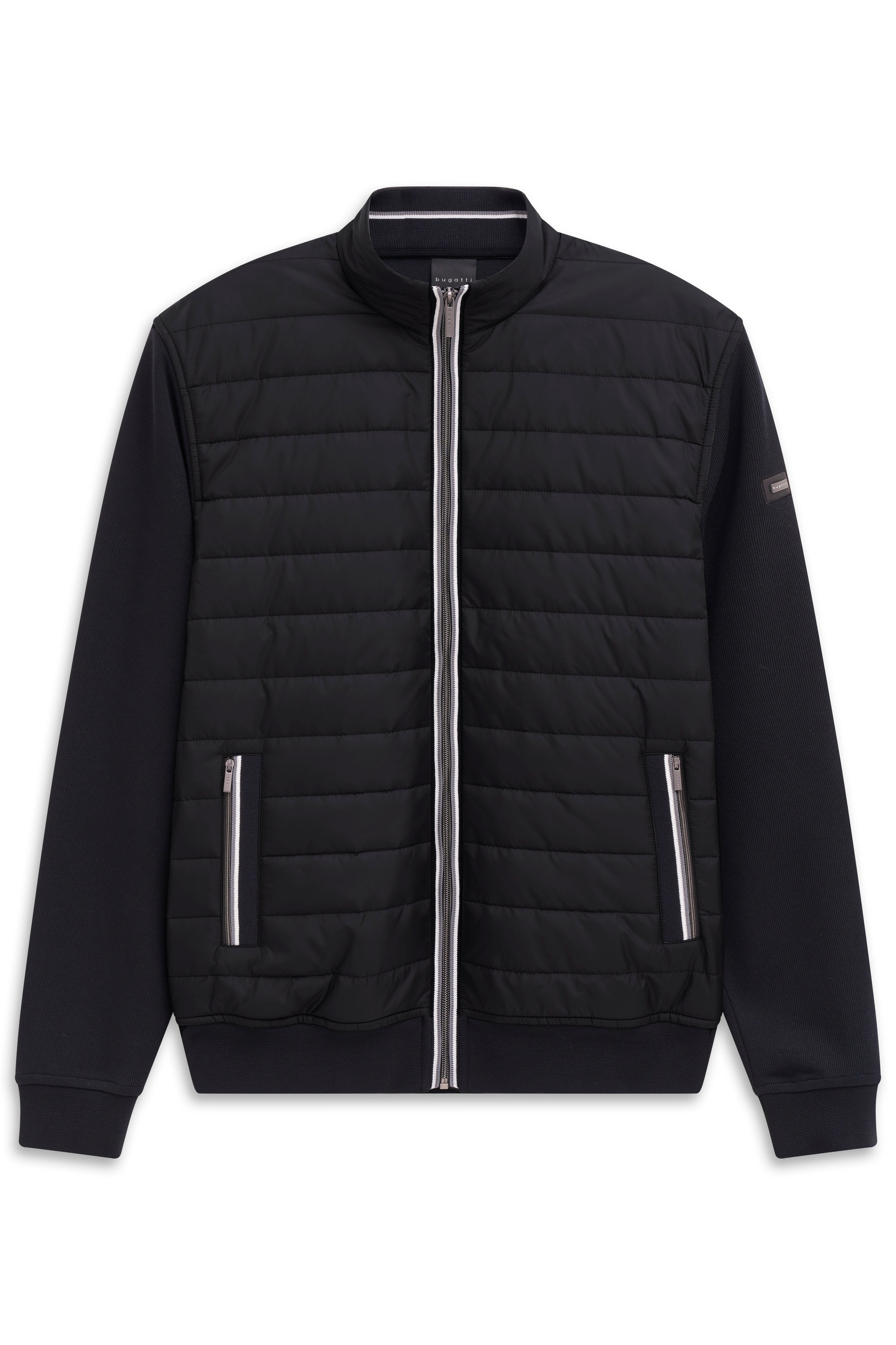 Schwarze bugatti Steppjacke mit Reißverschluss, Büstenbild.